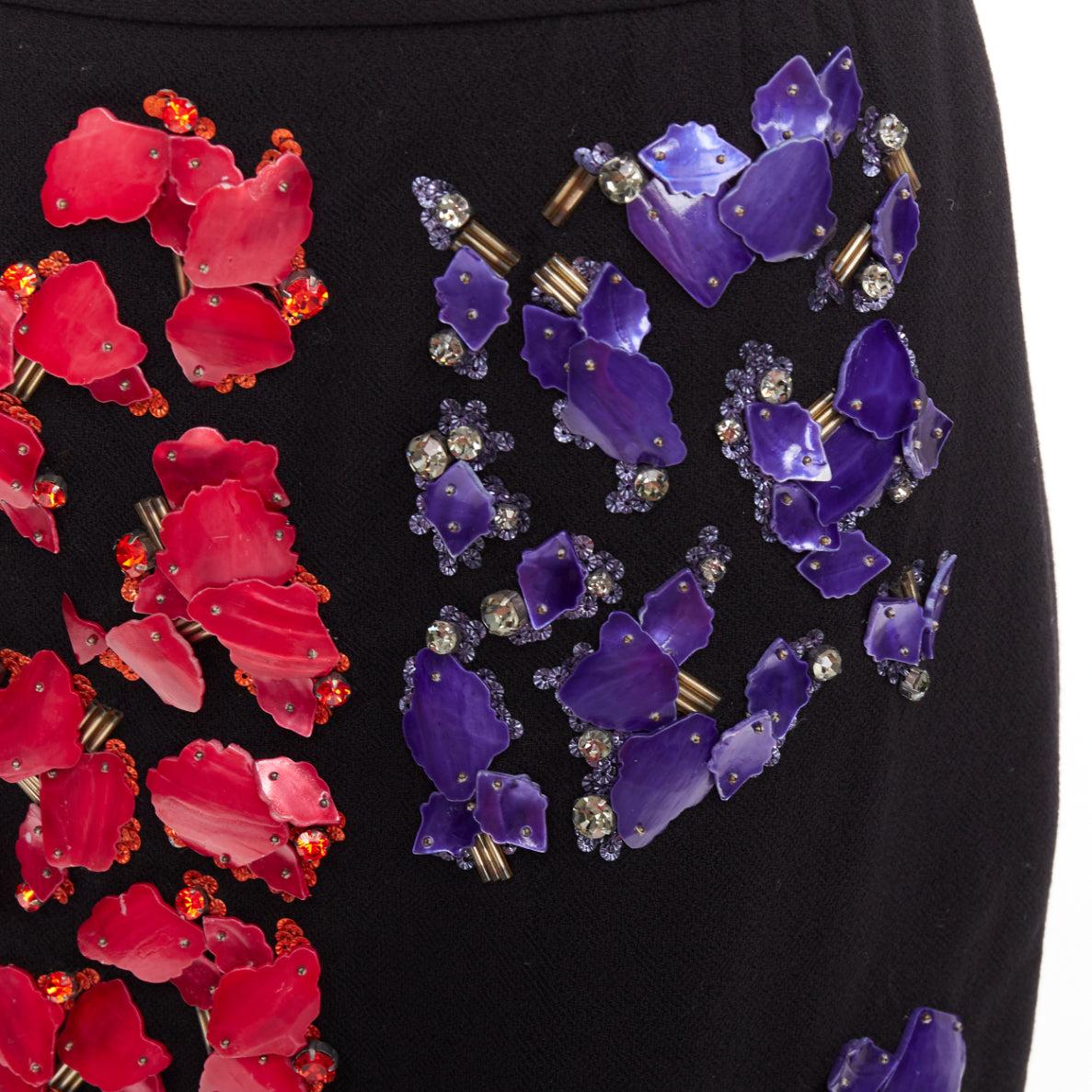 PETER PILOTTO schwarz Schurwolle rot lila Perlmutt verzierter Rock UK10 M
Referenz: NKLL/A00620
Marke: Peter Pilotto
MATERIAL: Schurwolle
Farbe: Schwarz, Rot
Muster: Solide
Verschluss: Reißverschluss
Innenfutter: Schwarzer Stoff
Hergestellt in: