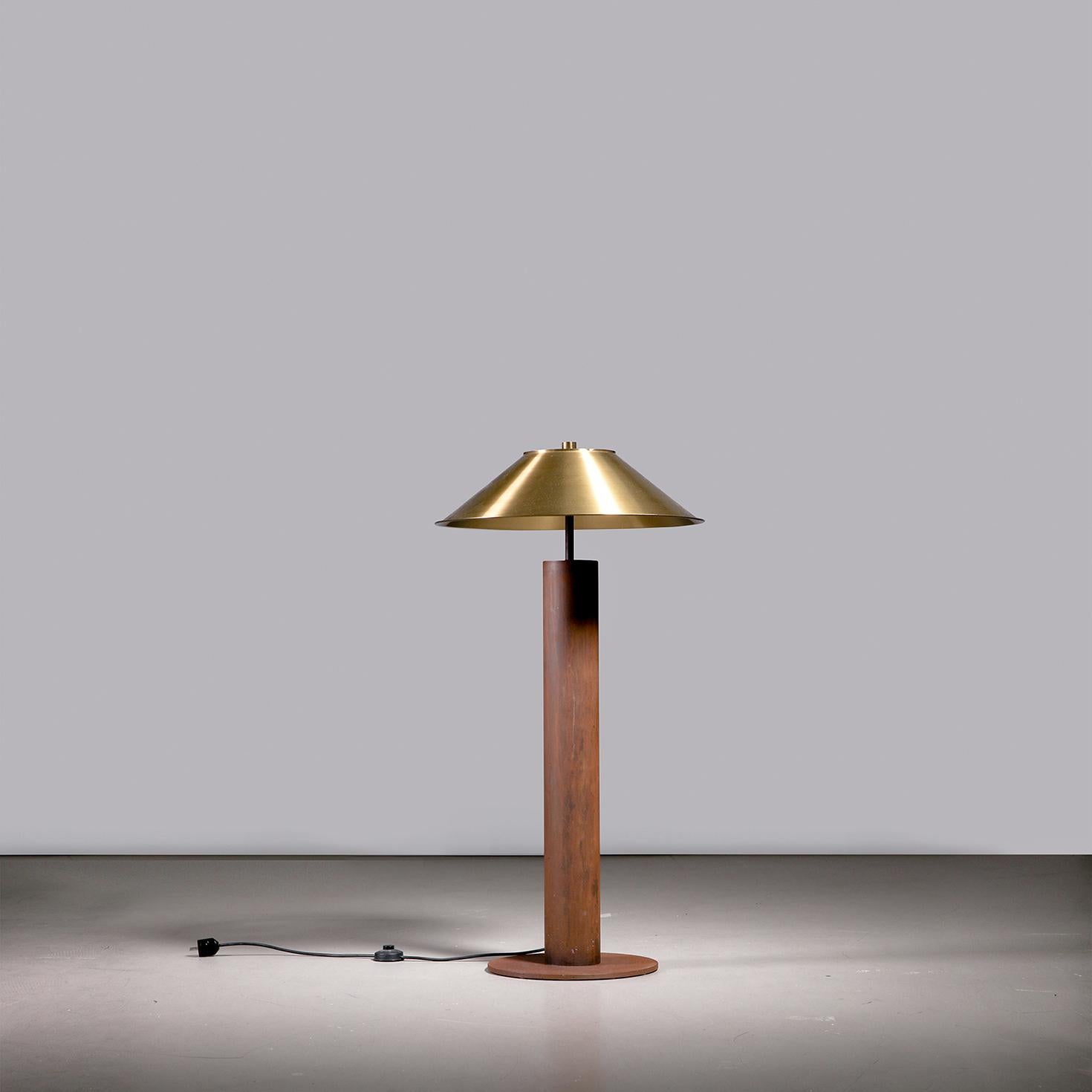 Lampada da terra modernista progettata dal designer e architetto d'interni tedesco Peter Preller. Prodotto da Tecta negli anni '80. Acciaio resistente agli agenti atmosferici, paralume in ottone rimovibile. Etichetta del produttore 