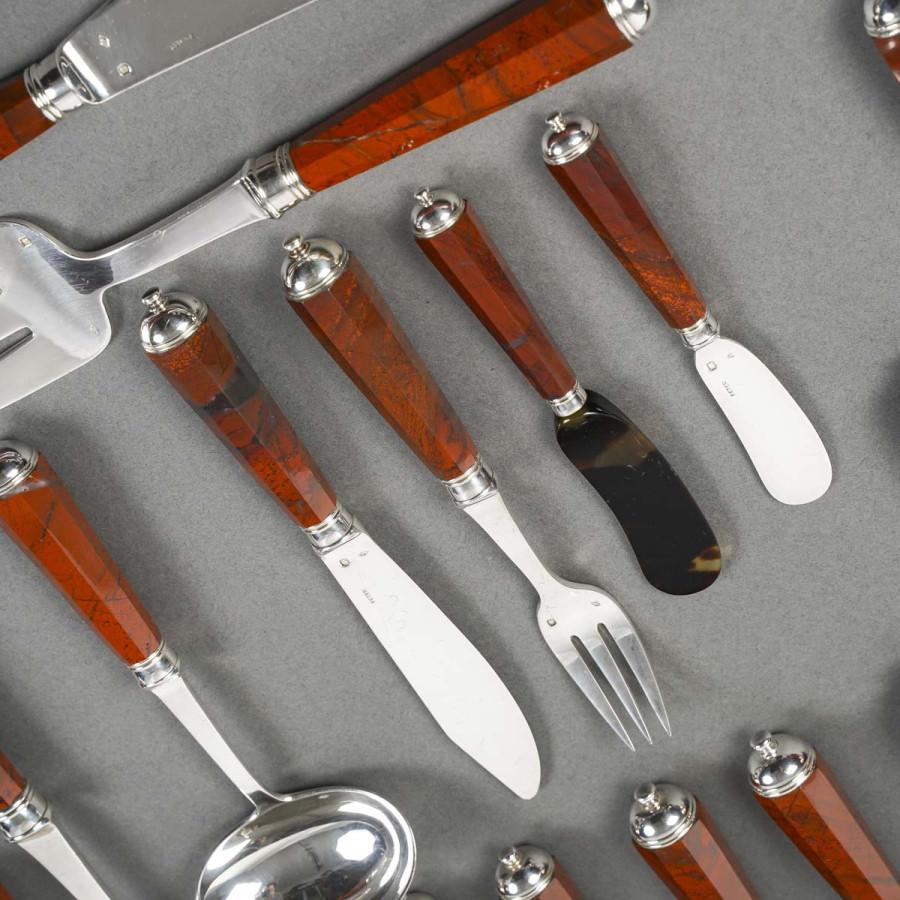 Magnificent cutlery set in solid silver with cut-off handles in bloodjasper, ferrules and button bases also in silver. Silver Hallmark: MINERVE 950/1°°° -  Soit 490 EUROS  pièce

Gross weight: 9,722 GRAMS

Period: 1950/1960

Goldsmiths: RAVINET