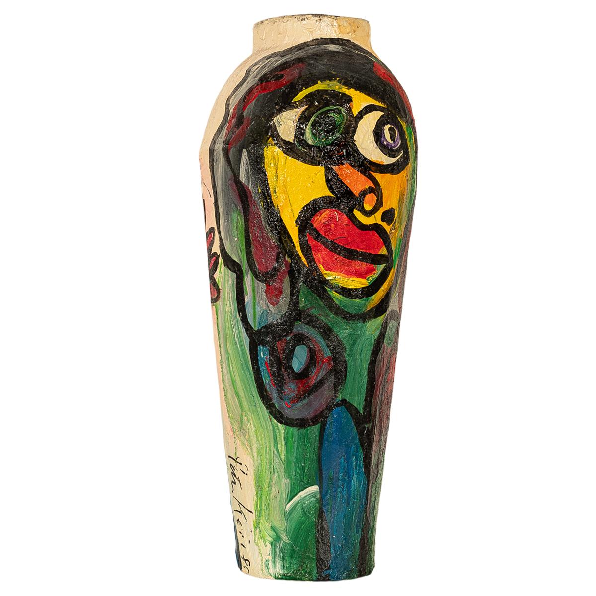 Eine große abstrakte expressionistische Bodenvase des berühmten deutsch-amerikanischen Expressionisten Peter Robert Keil (geb. 1942), signiert und datiert 1985.
Die Bodenvase ist groß und aus Pappmaché gefertigt. Auf jeder Seite ist eine bunte,