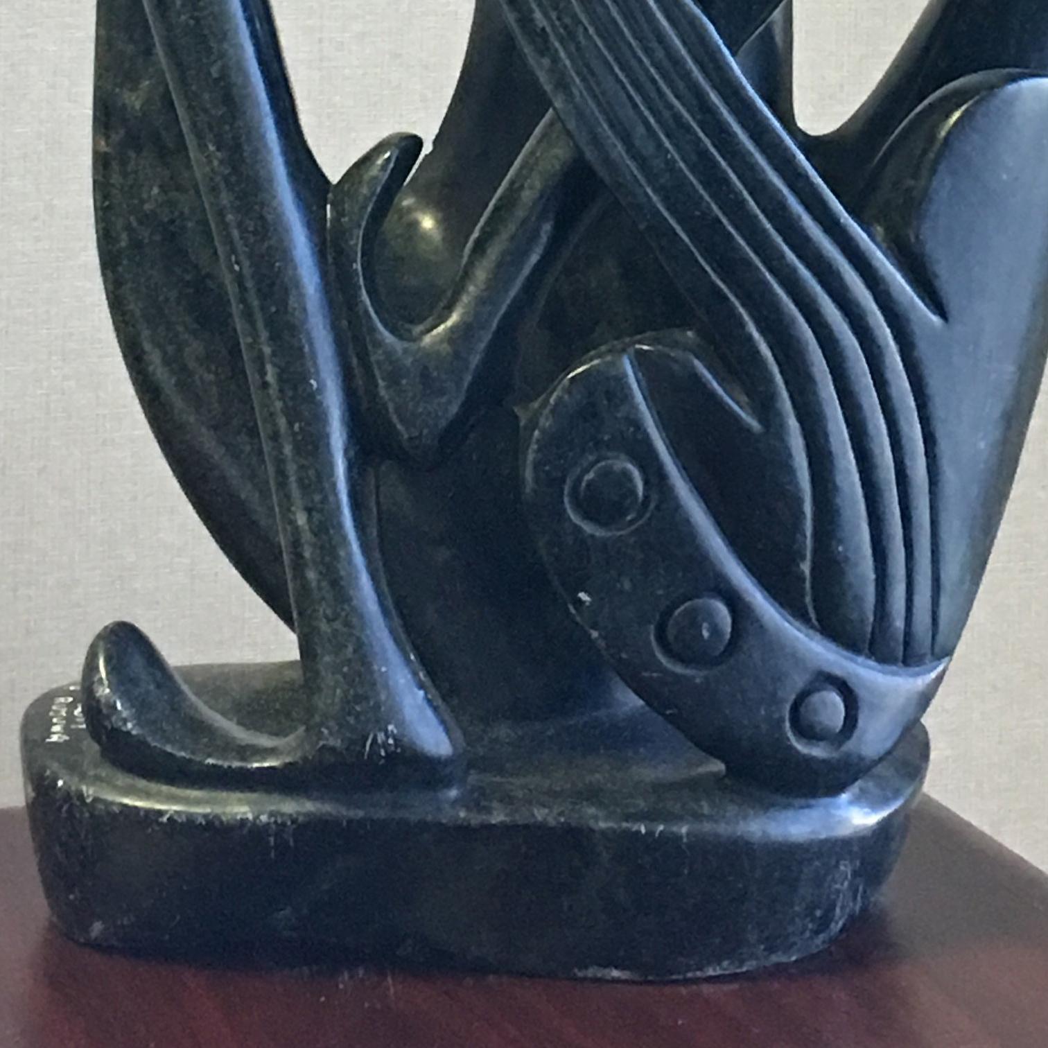 Le musicien - Gris Abstract Sculpture par Peter Rujuwa
