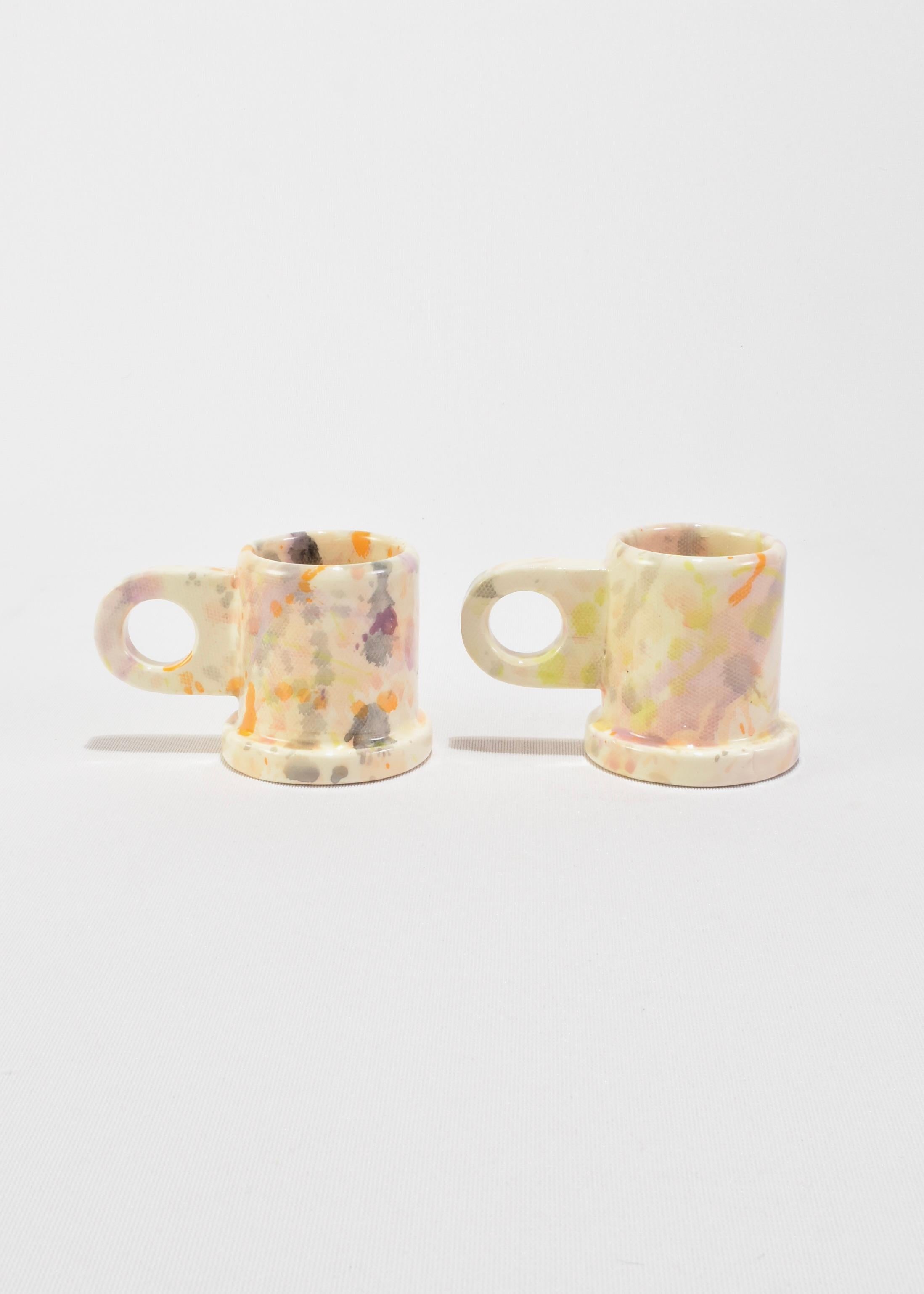 Einzigartige Espresso-Spritzbecher, entworfen von Peter Shire. Diese funktionalen und skulpturalen Becher werden von Echo Park Pottery in Los Angeles in Plattenbauweise hergestellt und individuell handbemalt. Auf dem Sockel gestempelt: EXP 2025.