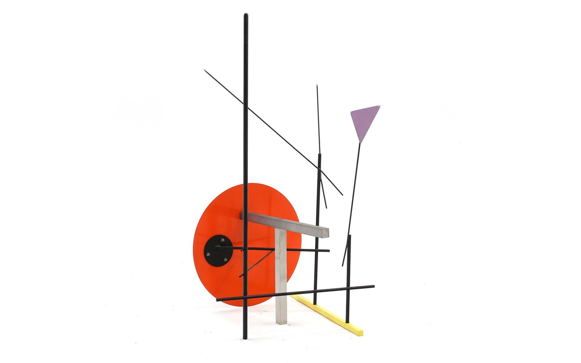 Postmoderne Grande sculpture de table Peter Shire rouge, jaune, violette et noire, signe en vente