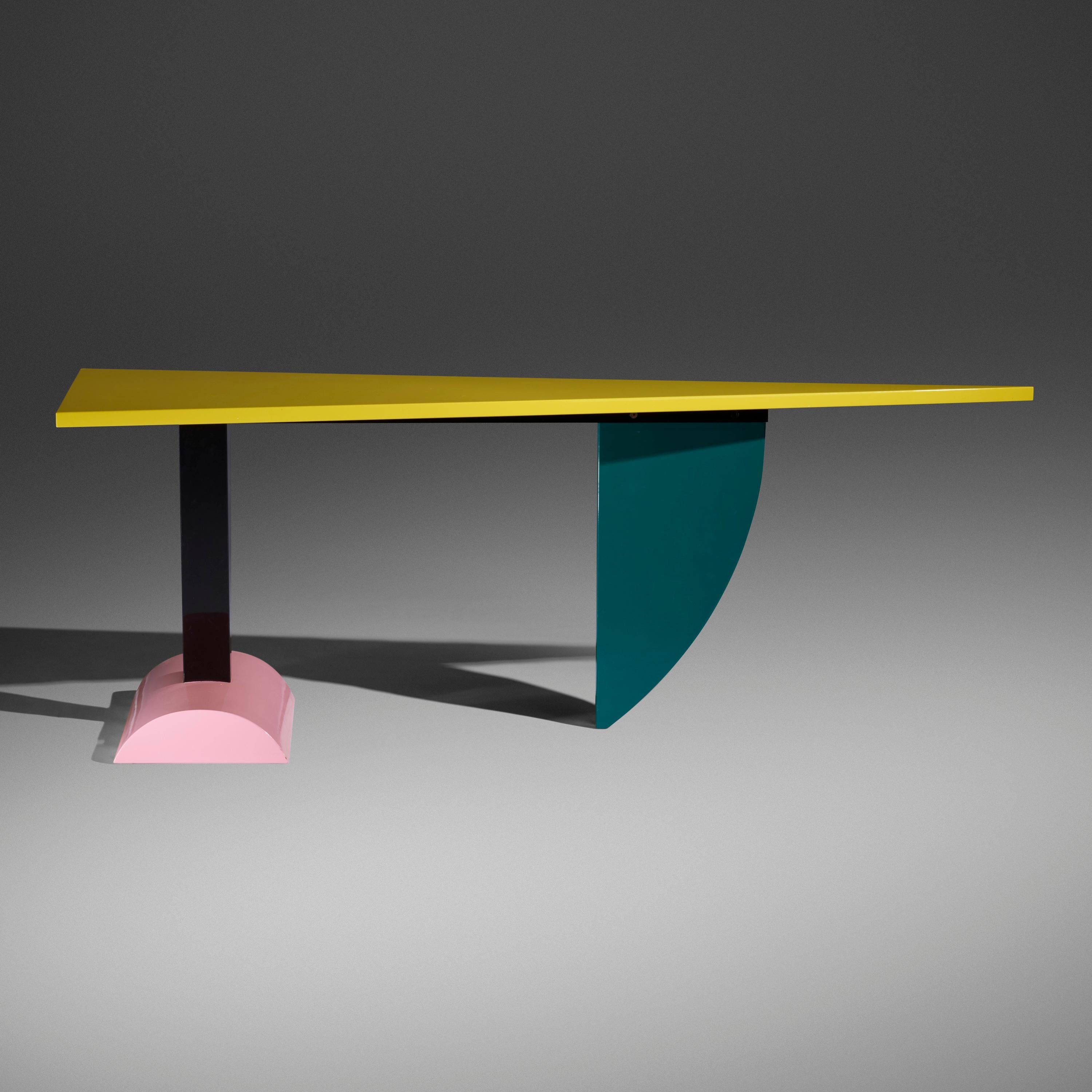 Peter Shire (né en 1947)

Console, table de salle à manger et bureau architecturaux, imaginatifs et dynamiques, réalisés par Peters pour le groupe Memphis d'Ettore Sottsass. Un jeu saisissant de formes géométriques en bois laqué, cette pièce