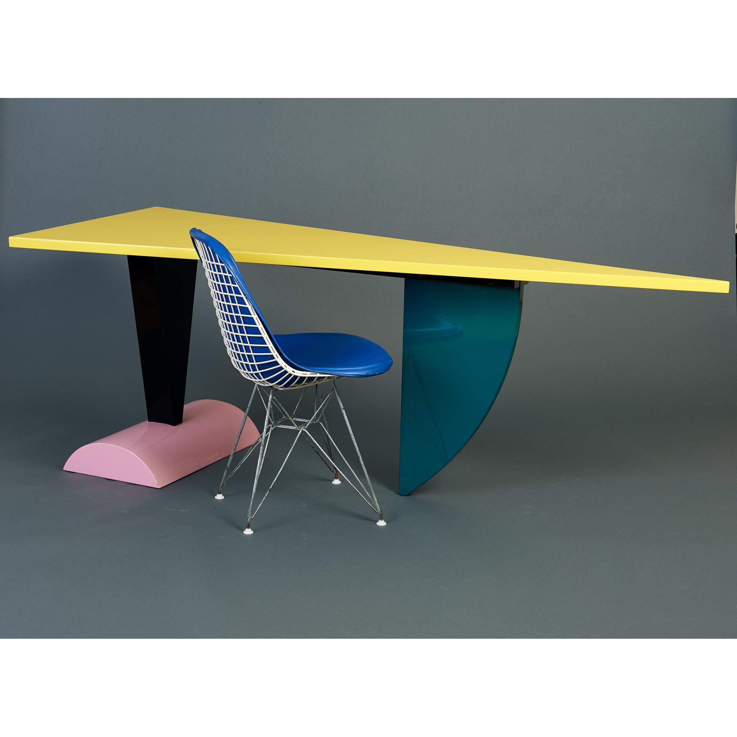 Mid-Century Modern Peter Shire: Original Memphis Milano Brazil Table in Lacquered Wood, Italy 1981 en vente