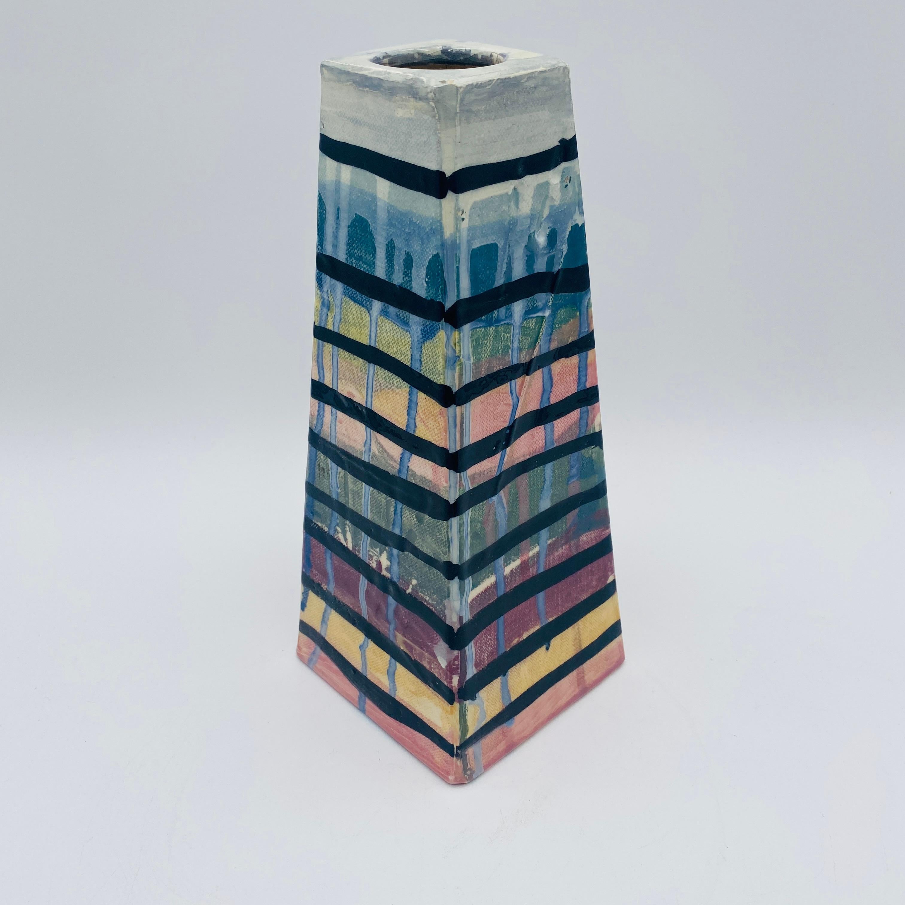 Peter Shire è un artista di Los Angeles. Shire gestisce la Echo Park Pottery a Echo Park, in California, di cui è originario. Shire è stata associata al Memphis Group di designer negli anni '80. 