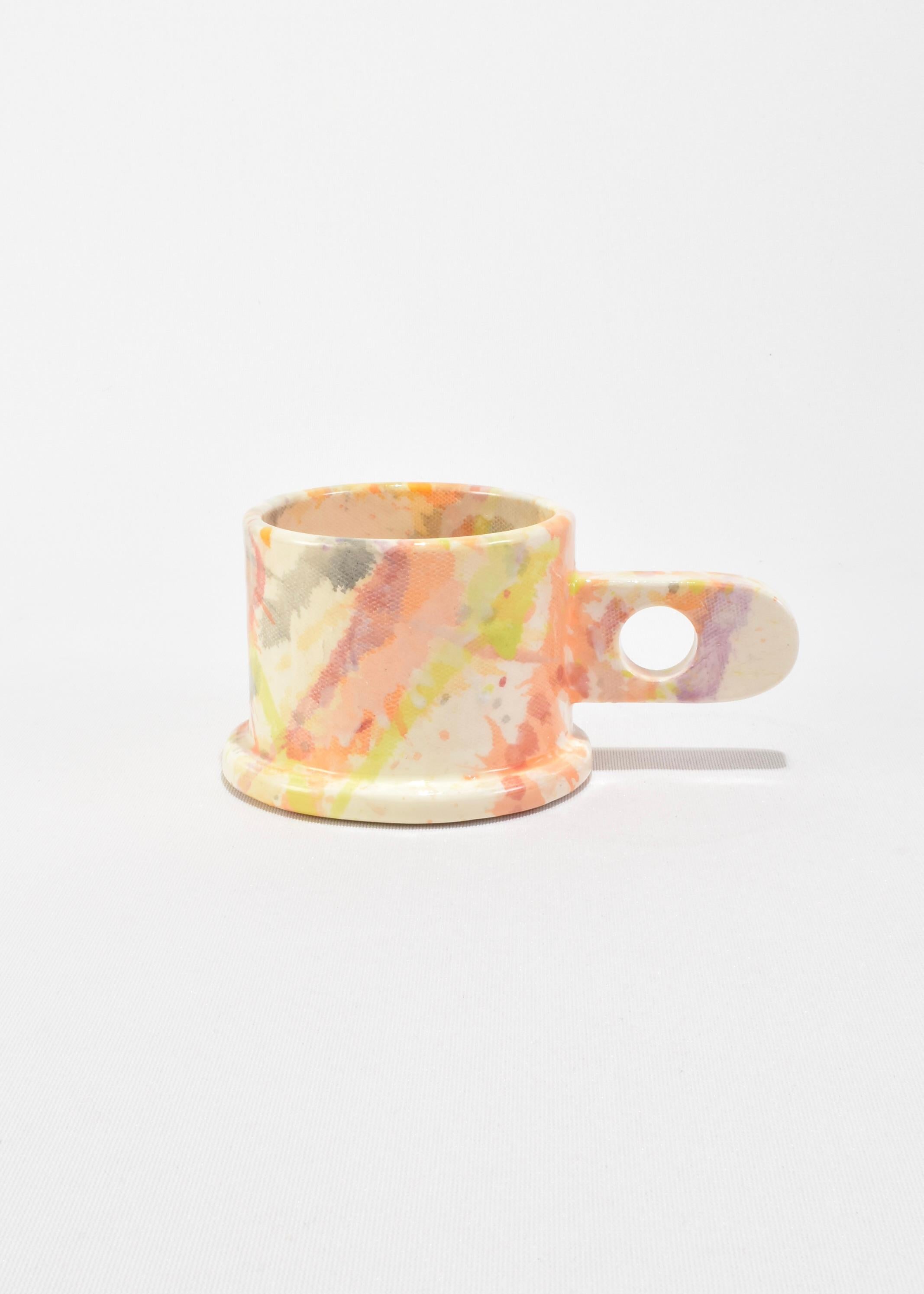 Tazas salpicadas únicas diseñadas por Peter Shire. Estas tazas funcionales y escultóricas están hechas a mano por Echo Park Pottery en Los Ángeles con una construcción de losa y pintadas a mano individualmente. Estampado en la base: EXP 2024. Se