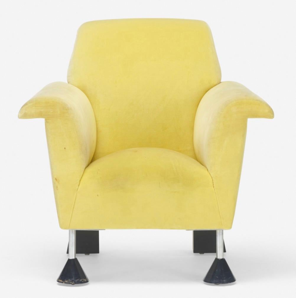 Chaise de salon Peter Shire Wexler tapissée de velours jaune.

Peter Shire :
Peter Shire est un artiste basé à Los Angeles dont le travail échappe à toute tentative de catégorisation. Il a créé des céramiques, des meubles, des jouets, des