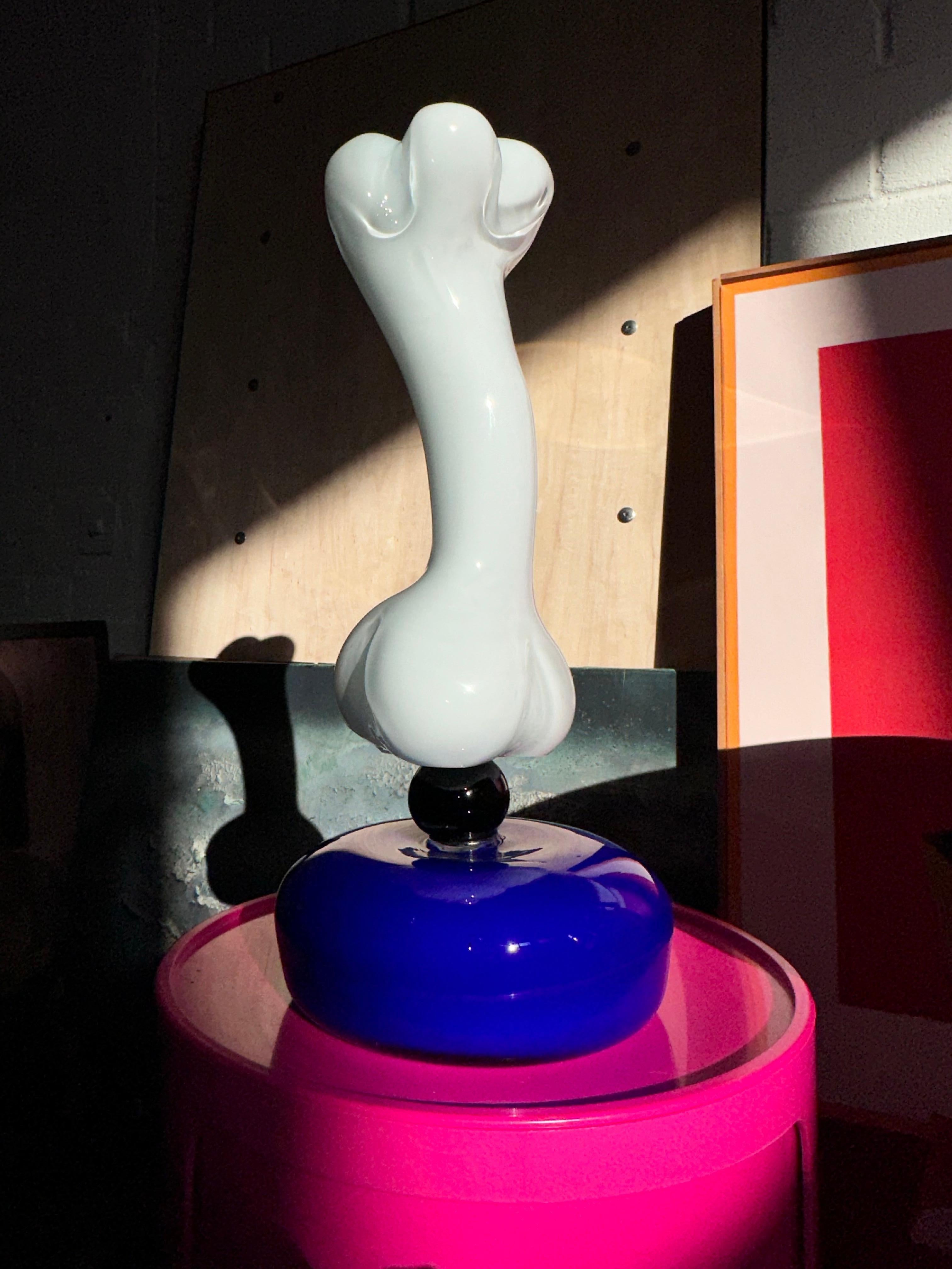 Peter Shire x Vistosi Scultura d'osso postmoderna di Murano con base blu cobalto In condizioni buone in vendita a Brooklyn, NY