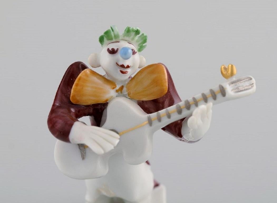 Peter Strang (b.1936) for Meissen. 
Figure in hand-painted porcelain. Bassist from the clown orchestra. 
Late 20th century.
Measures: 7 x 5.5 cm.
In excellent condition.
Stamped.
1st factory quality.