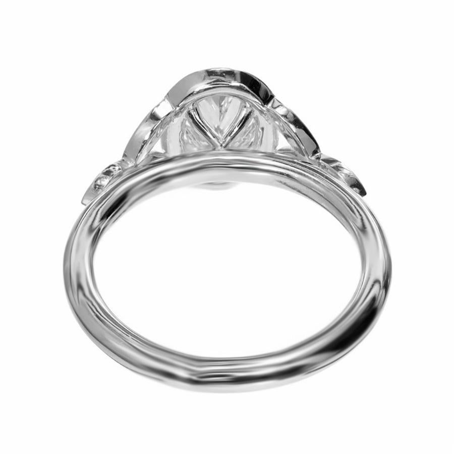 Peter Suchy Anello di fidanzamento in platino con diamante ovale aureolato da 1,01 carati in vendita 1