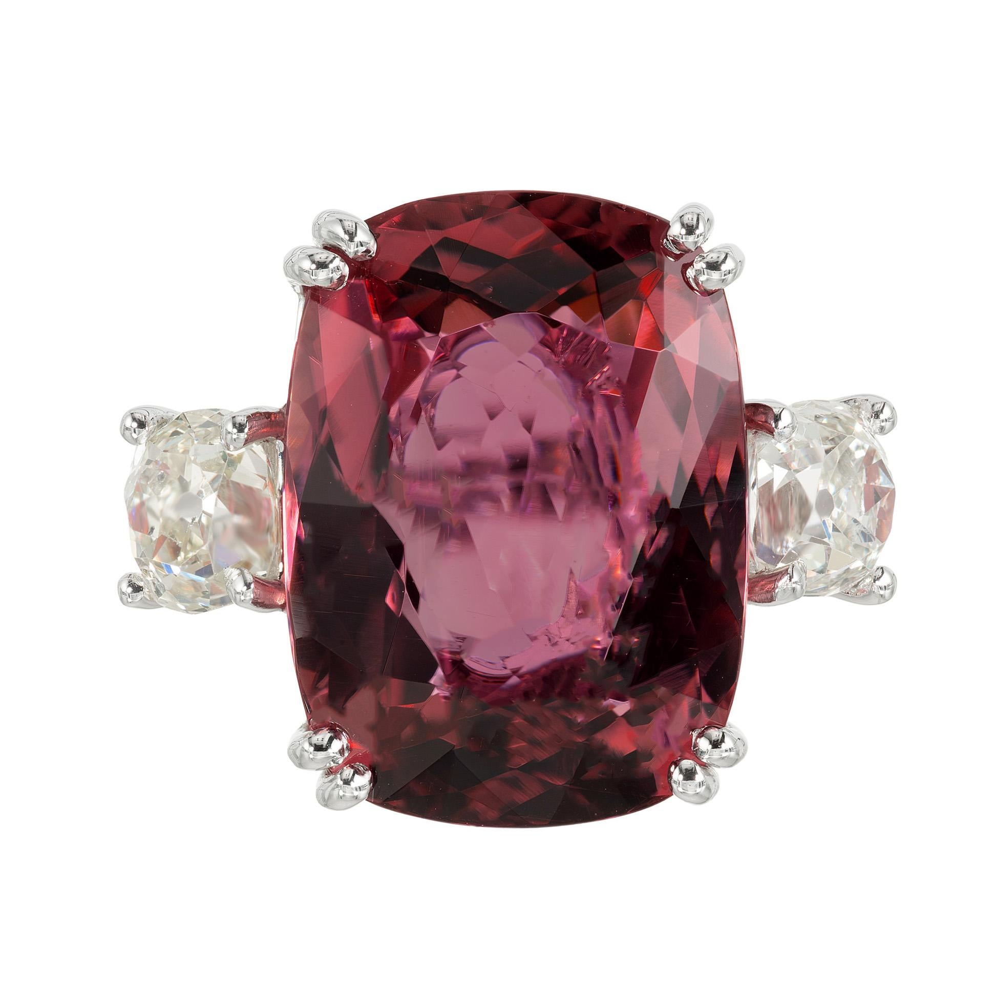 Scopri l'epitome dell'eleganza con l'anello di fidanzamento a tre pietre in platino Peter Suchy con tormalina a cuscino e diamanti da 10,81 carati. Questo squisito pezzo è più di un semplice anello, è una straordinaria fusione di arte e lusso. La