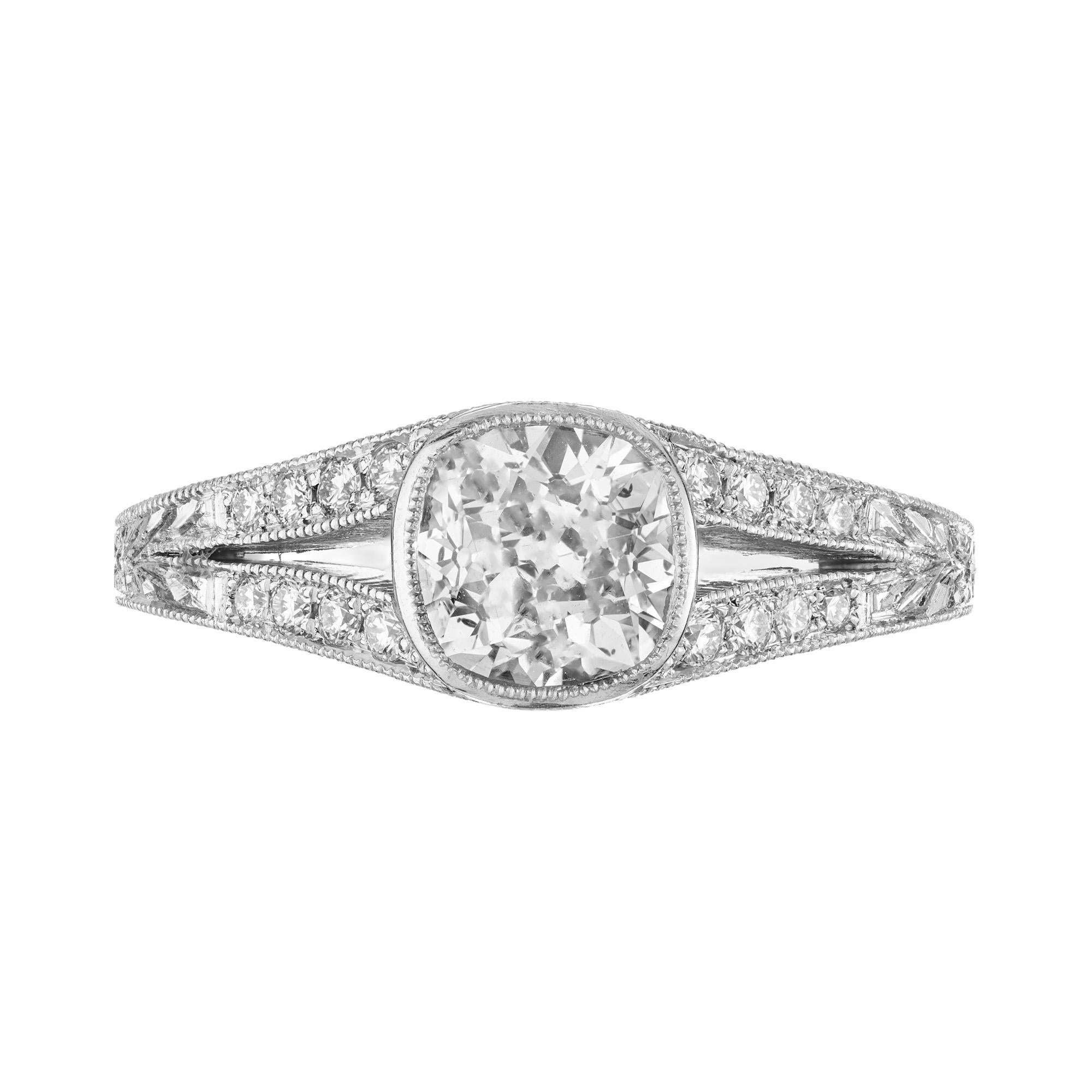 Peter Suchy : bague de fiançailles en diamant coussin de taille brillant. Diamant à tige fendue avec gravure à la main et sertissage de perles en platine. 

1 diamant antique de taille coussin brillant, poids total approximatif 1,09 ct, G-H, SI3,