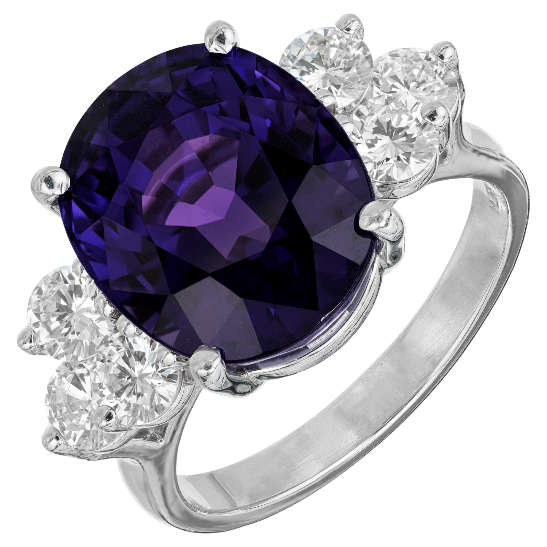 Blau-lila Farbwechsel Saphir und Diamanten Verlobungsring. AGTA-zertifizierter 12,67 ovaler Saphir in Platin gefasst mit 3 runden Diamanten auf jeder Seite. Natürlicher Farbwechsel, zertifiziert natürlich, keine Hitze. Gefertigt in der Werkstatt von