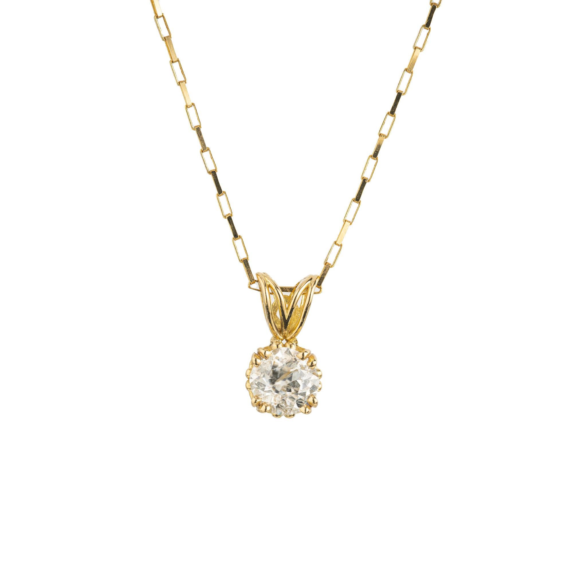 Collana con diamante taglio vecchio europeo certificato EGL da 1,30 carati. Montato in una montatura a quattro punte in oro giallo 18 carati,  il diamante risale ai primi anni del 1900. La catena a maglie allungate misura 20 pollici. Il diamante è
