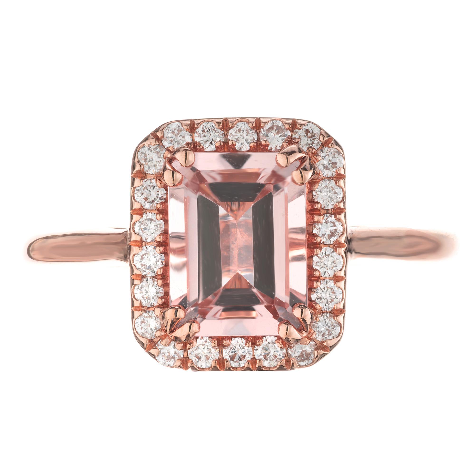 Découvrez l'élégance intemporelle de la bague en or rose Morganite et diamant de 1,35ct de Peters Suchy. La pierre centrale est une Morganite de 1,35ct de taille émeraude montée dans une monture en or rose 14k. La pierre précieuse est entourée de 22