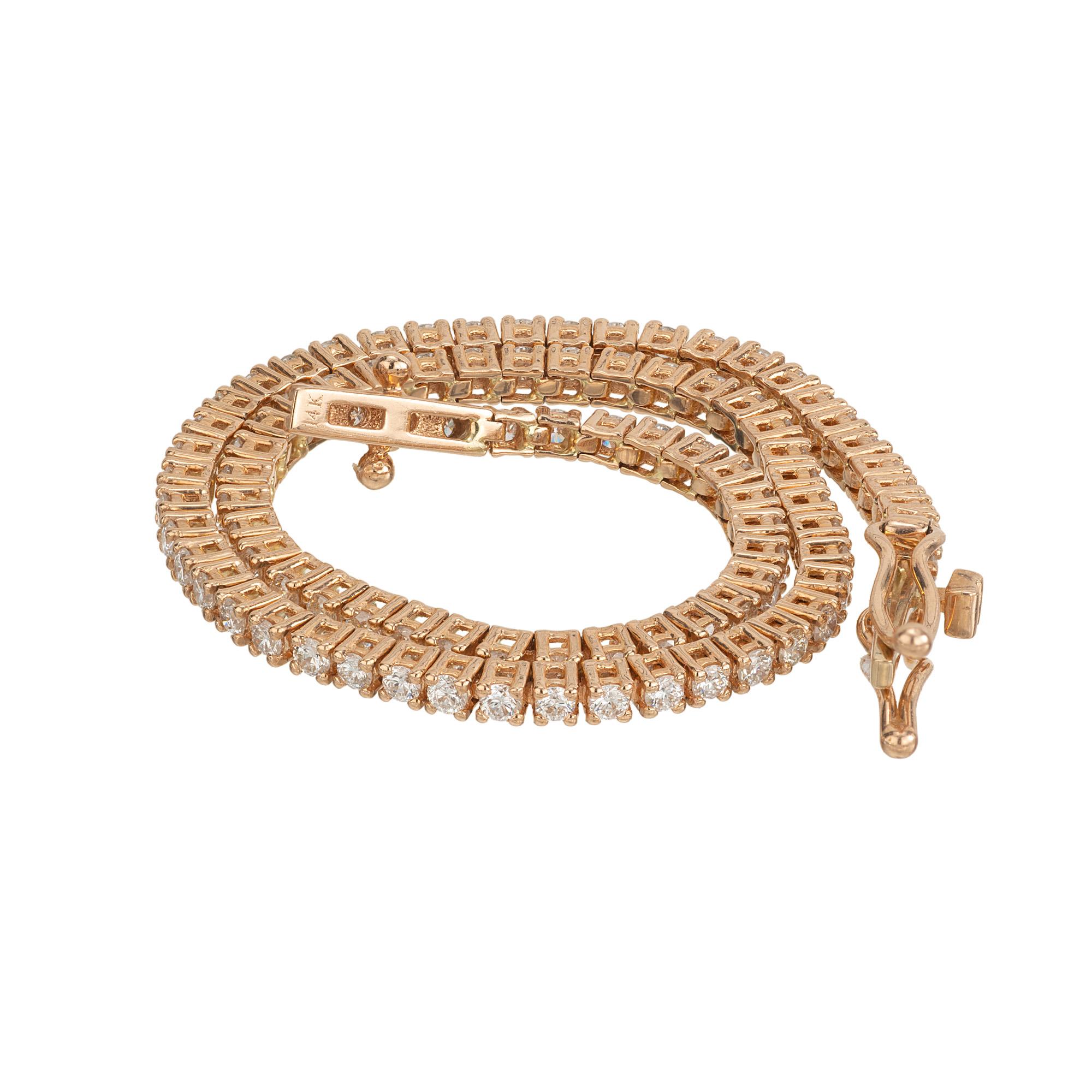 Clásica pulsera de tenis de diamantes. Engastada con 90 diamantes redondos de talla brillante montados en oro rosa de 14k. Cada diamante está engastado en cuatro garras. La longitud mide 15 cm. El cierre tiene un doble seguro en forma de 8. Diseñado