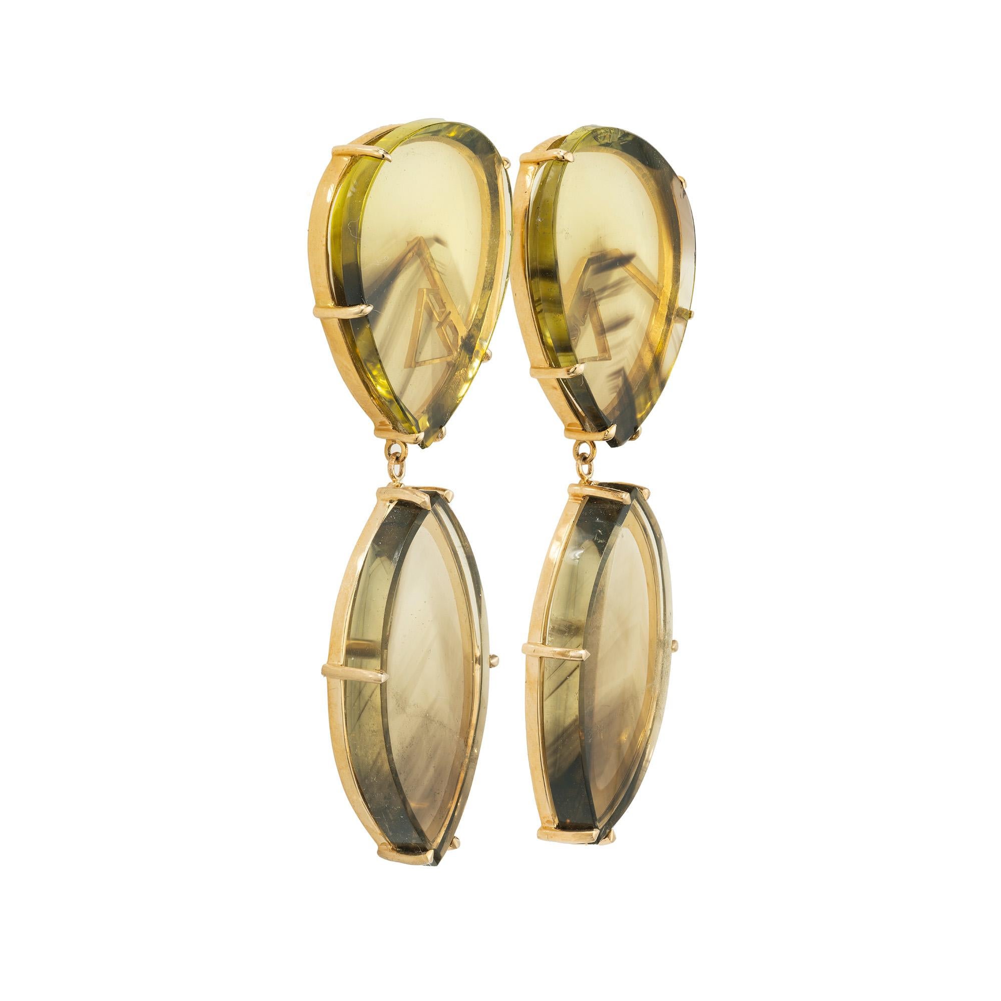 Conçues pour éblouir, les boucles d'oreilles pendantes en quartz rose 143,6ct en or jaune de Peter Suchy sont un mélange envoûtant de douces nuances de quartz rose qui complètent délicatement les montures en or jaune 14k rayonnant, créant une