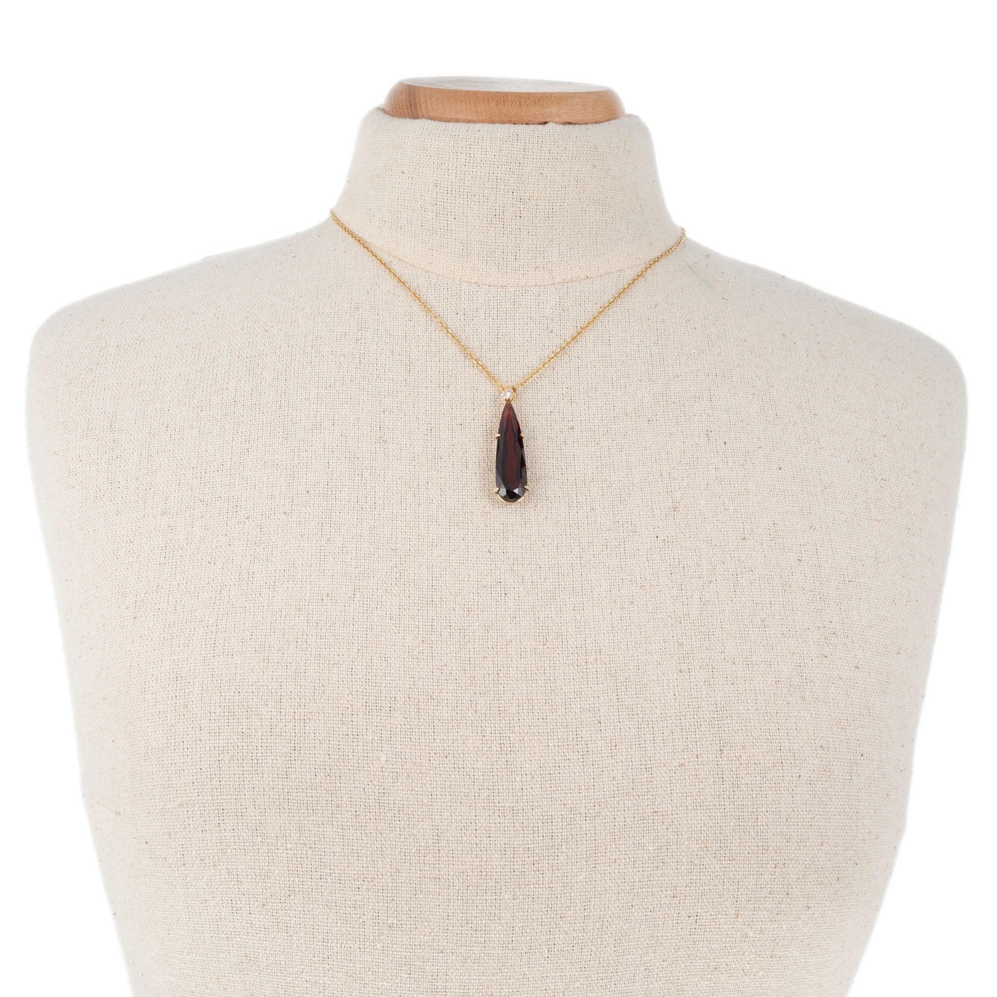 Peter Suchy Collier pendentif en or jaune avec grenat rouge brunâtre de 14,93 carats et diamants Pour femmes en vente
