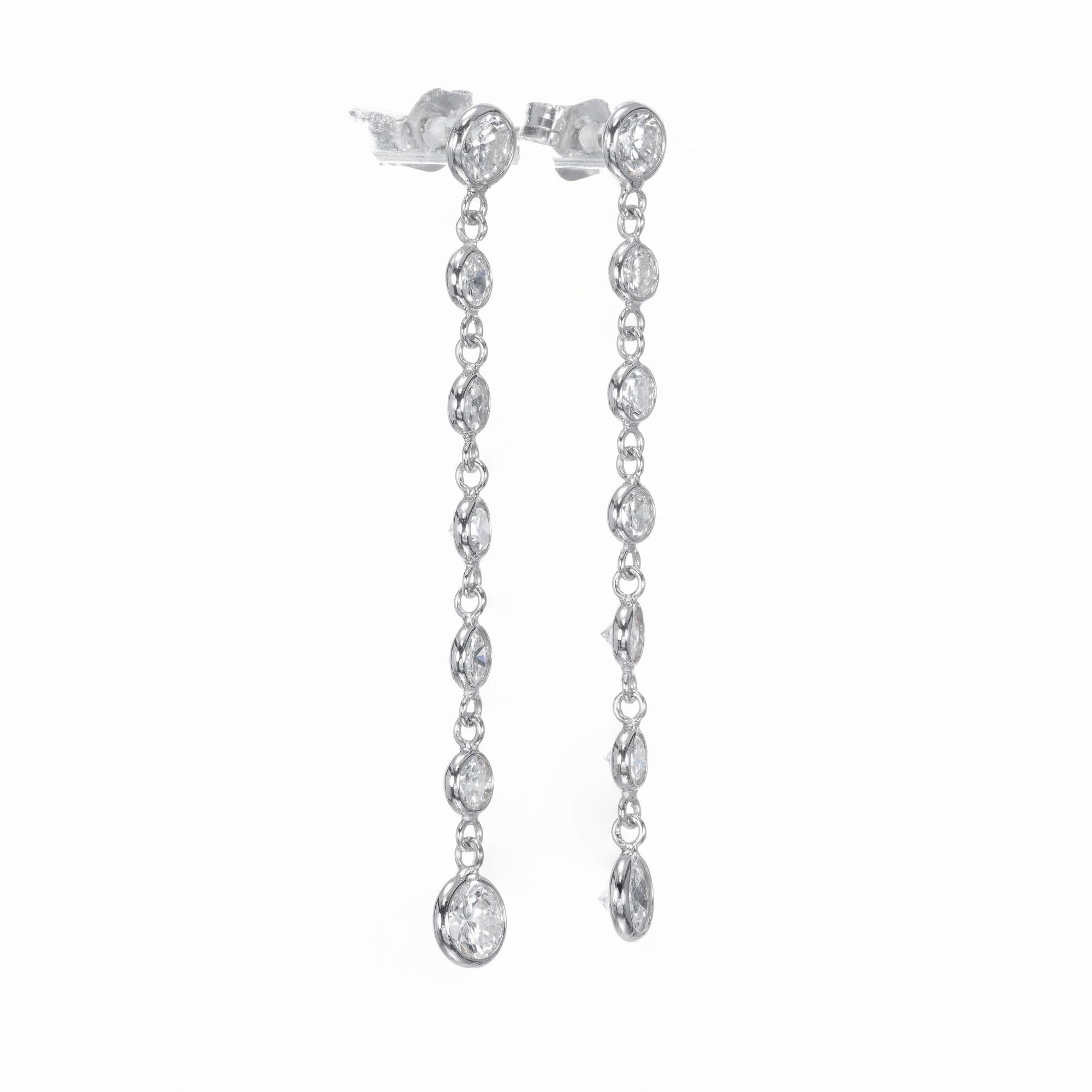 Boucles d'oreilles pendantes à chaton en diamant, fabriquées à la main. 14 diamants pleine taille en or blanc 14k.  

14 diamants pleine taille, couleur G à H, pureté VS1 à SI1, poids total approx. 1,50 ct
or blanc 14k
Estampillé : 14k
80 grammes
De