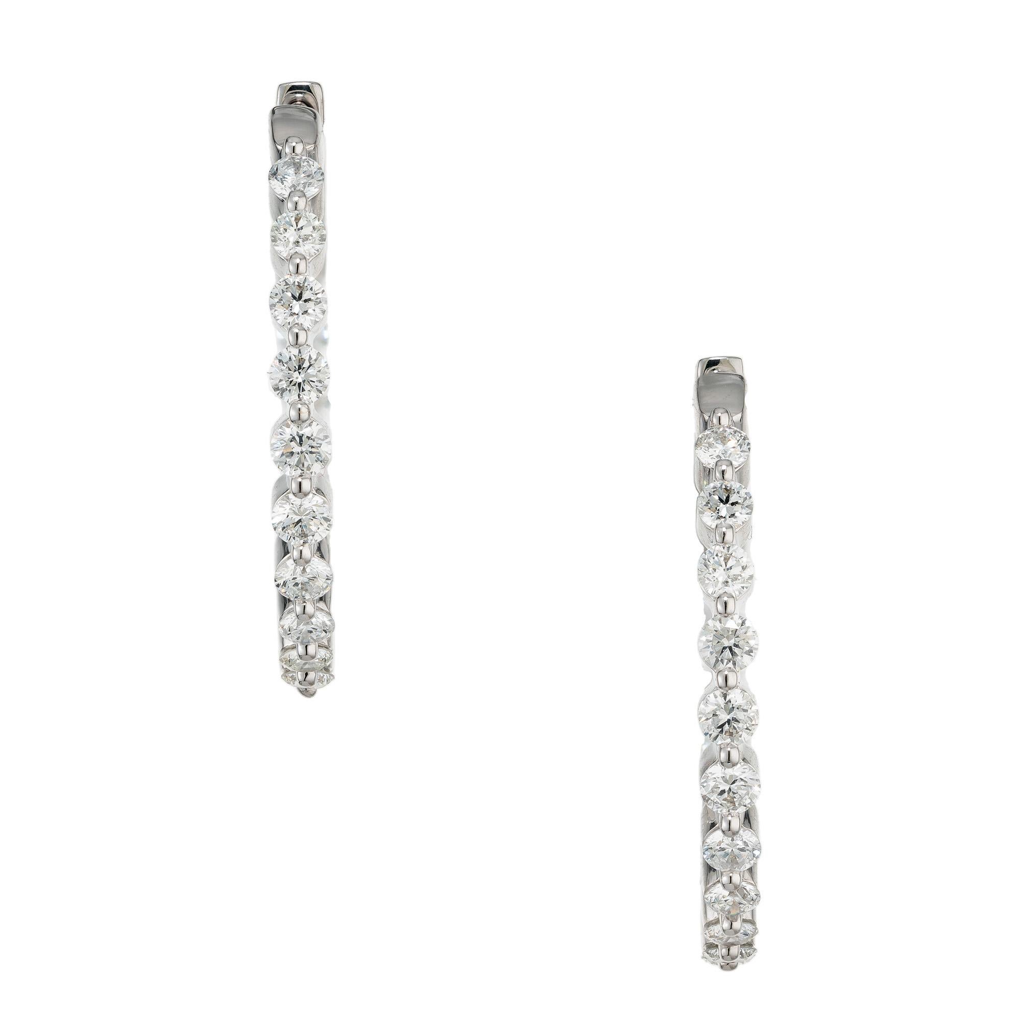 Boucles d'oreilles en diamant à l'envers. Chaque anneau de forme ovale est orné de 17 diamants ronds de taille brillant sertis en tube, le poids total des deux boucles d'oreilles étant de 1,51 ct. créant un contraste étonnant qui capte