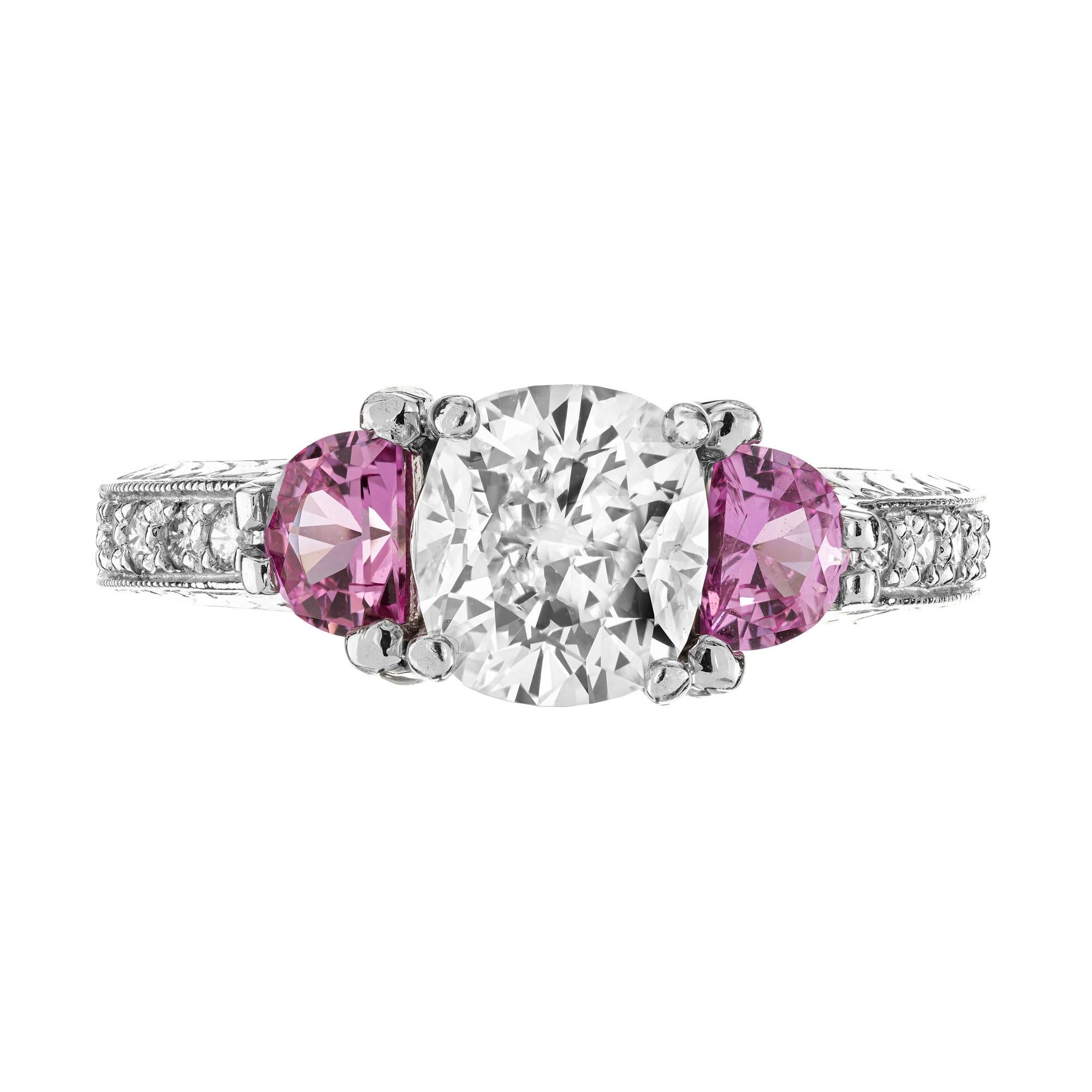 Kissenschliff 1,55ct. Zentrum Diamant in einem antiken Stil Platin Verlobungsring Einstellung mit zwei Halbmond rosa Seite Saphire und runde Diamanten entlang des Schaftes. Hergestellt von der Werkstatt Peter Suchy. Egl zertifiziert

1 Diamant im