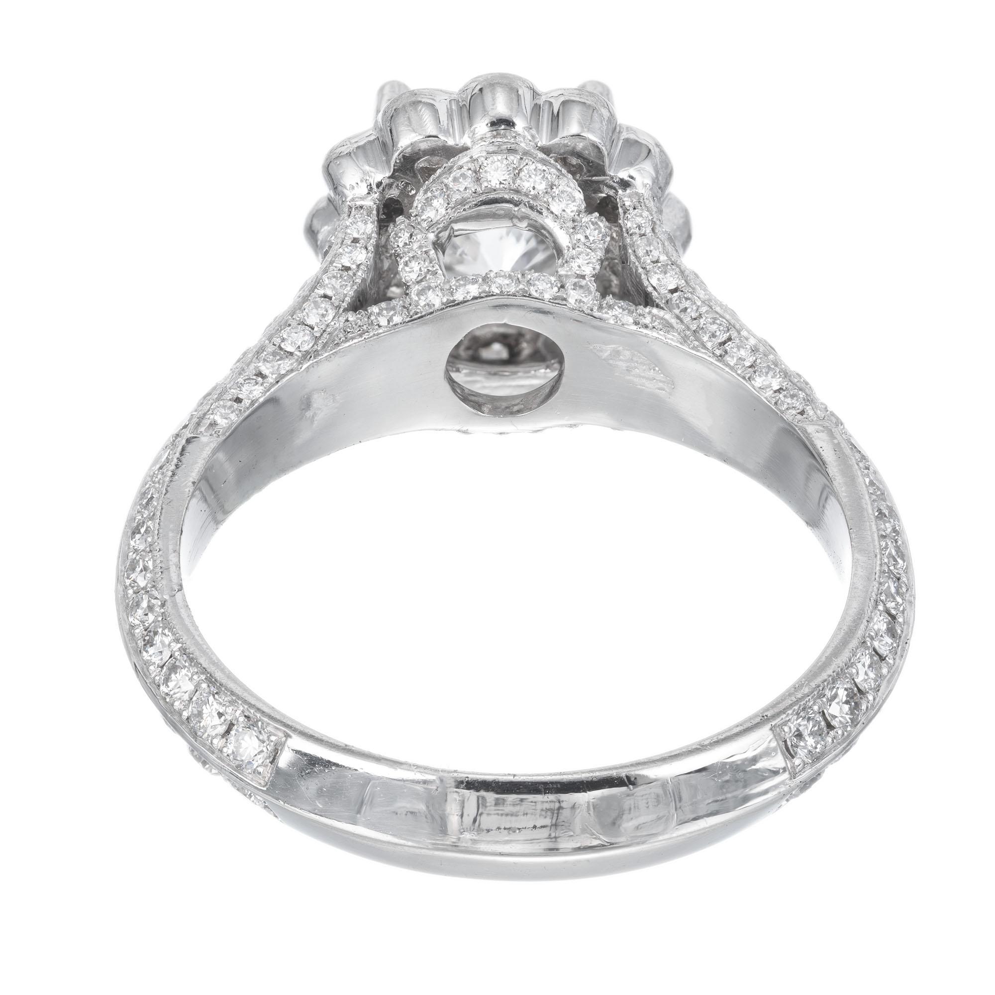 Bague de fiançailles Peter Suchy en platine avec halo de diamants 1,55 carat en vente 1