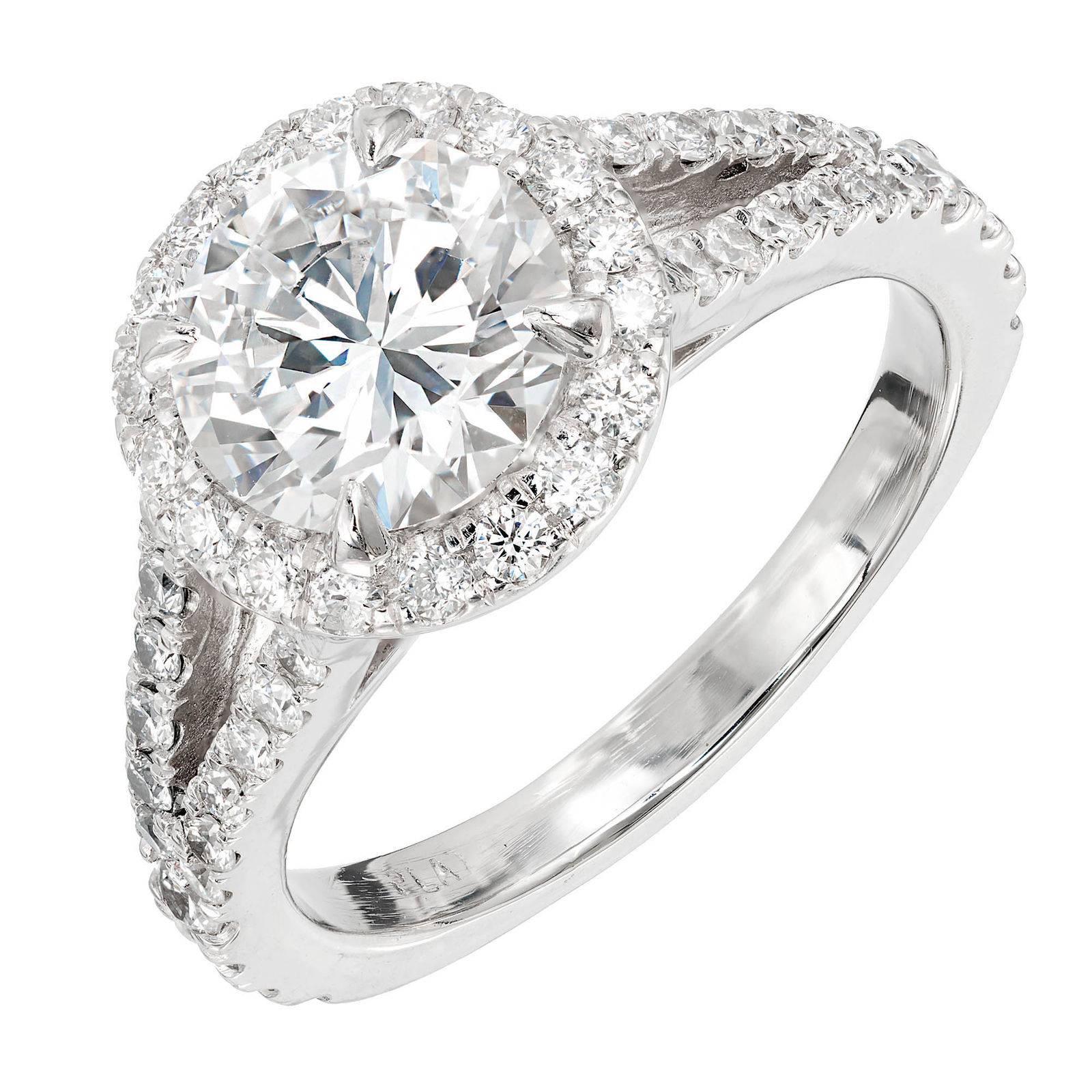 Verlobungsring aus Platin mit 1,55 Karat rundem Diamant-Halo und geteiltem Schaft von Peter Suchy