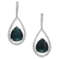 Peter Suchy Pendientes colgantes de oro con cabujón de turmalina azul y diamante de 15,84 quilates