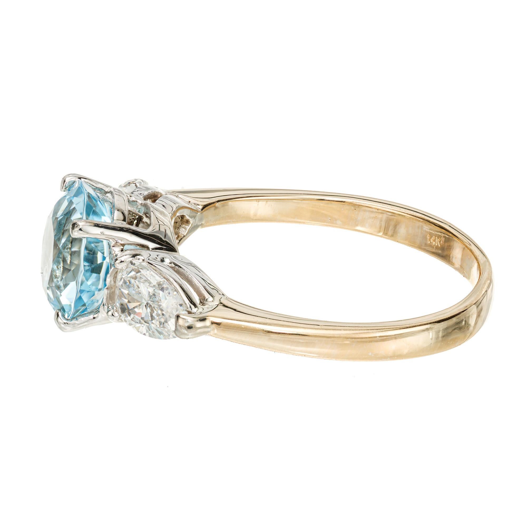 Verlobungsring mit 1,65 Karat Aqua-Diamant in Gold und drei Steinen von Peter Suchy im Zustand „Neu“ im Angebot in Stamford, CT