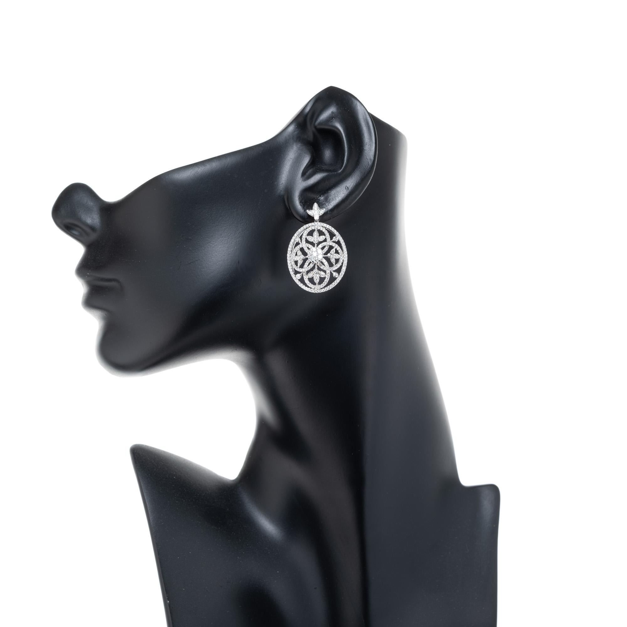 Pendants d'oreilles Peter Suchy en or blanc avec diamants ronds de 1,75 carat  en vente 1
