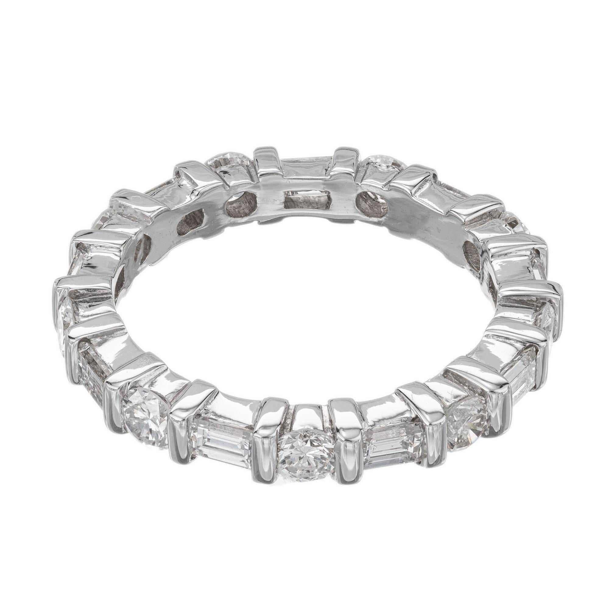 Peter Suchy bar set alternating round brilliant cut and straight step cut diamonds with baguette diamonds all around. Size 6.25 and not sizable.

2 round brilliant cut diamonds, G VS approx. .81cts
9 step cut baguettes, G-H VS approx. 1.02cts
Size