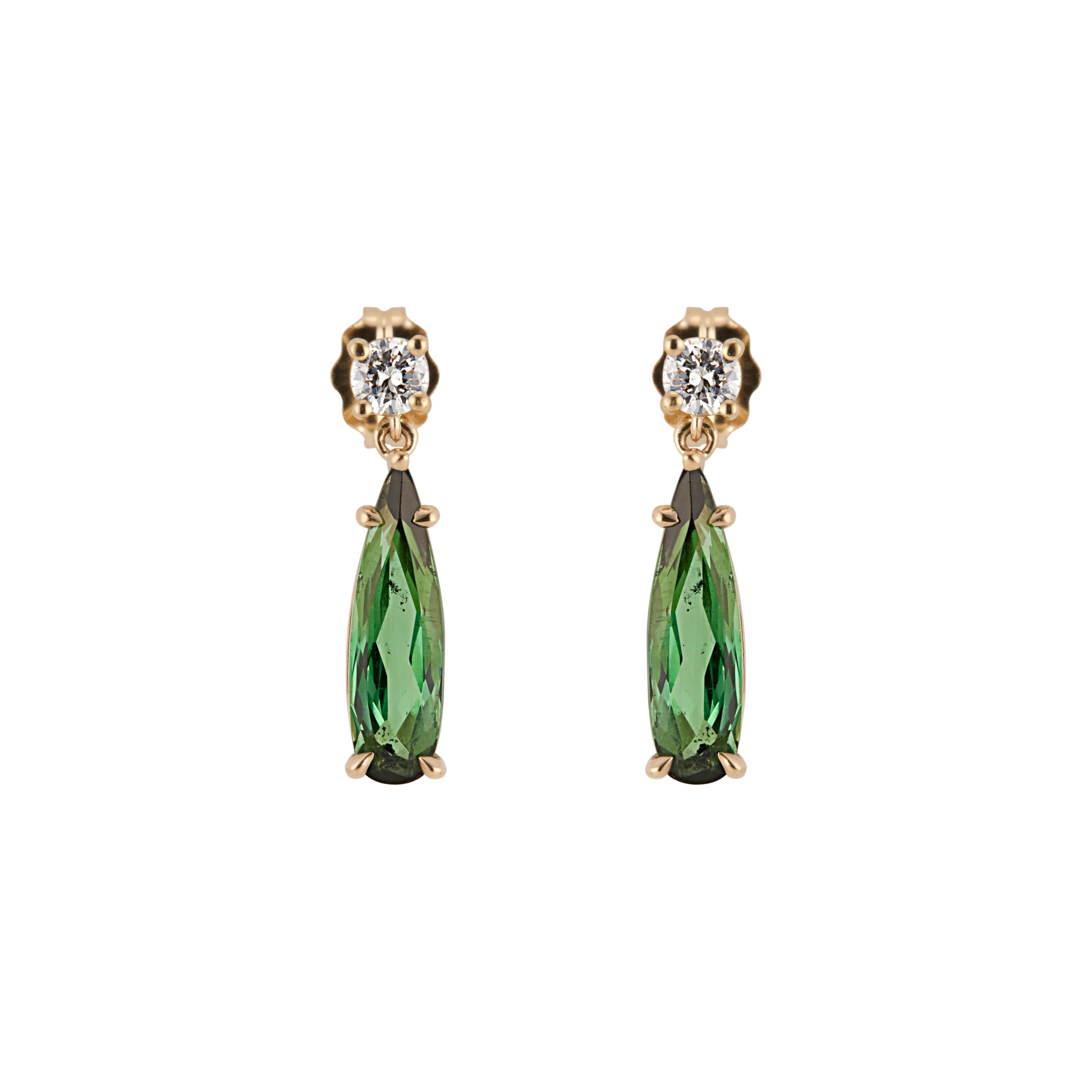 Bright green natural tourmaline diamond dangle earrings. 2 pear shaped green tourmalines, accented with 2 round brilliant cut diamonds in 14k yellow gold settings. Designed and crafted in the Peter Suchy workshop

2 pear shape green tourmaline, SI