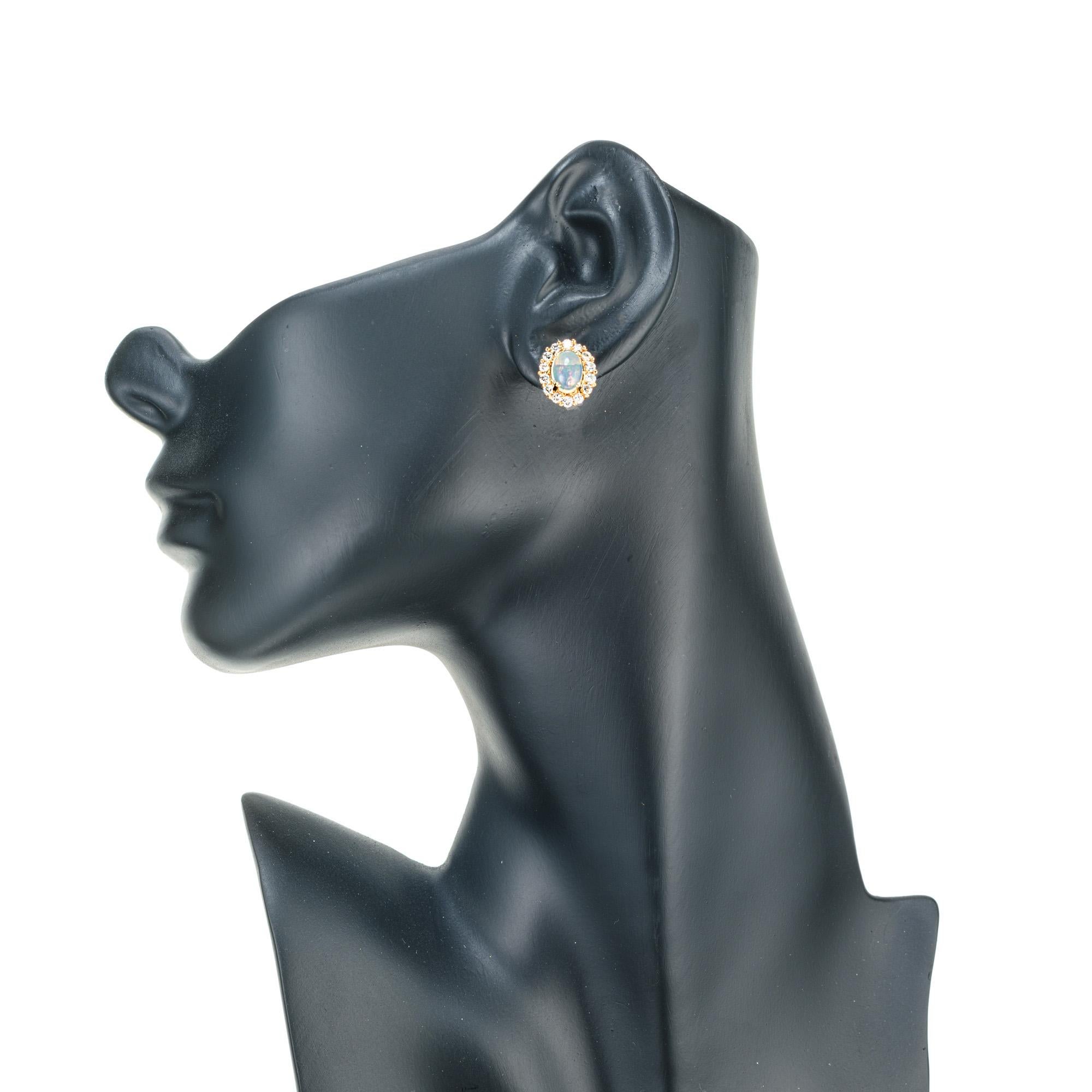 Gelbgold-Ohrringe mit 0,91 Karat Opal-Diamant-Halo von Peter Suchy 1