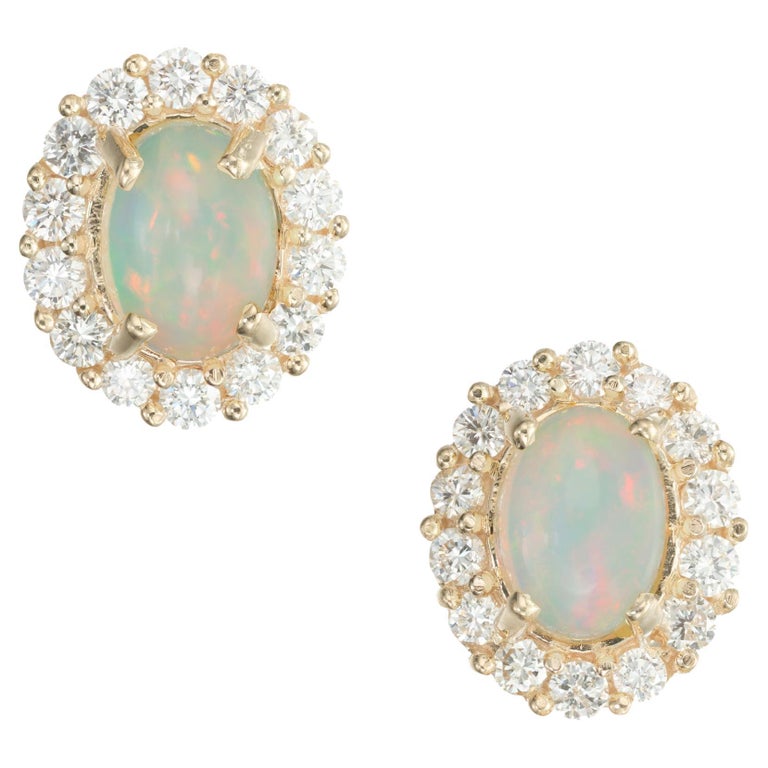 Boucles d'oreilles Peter Suchy en or jaune avec opale de 1,91 carat et halo  de diamants En vente sur 1stDibs