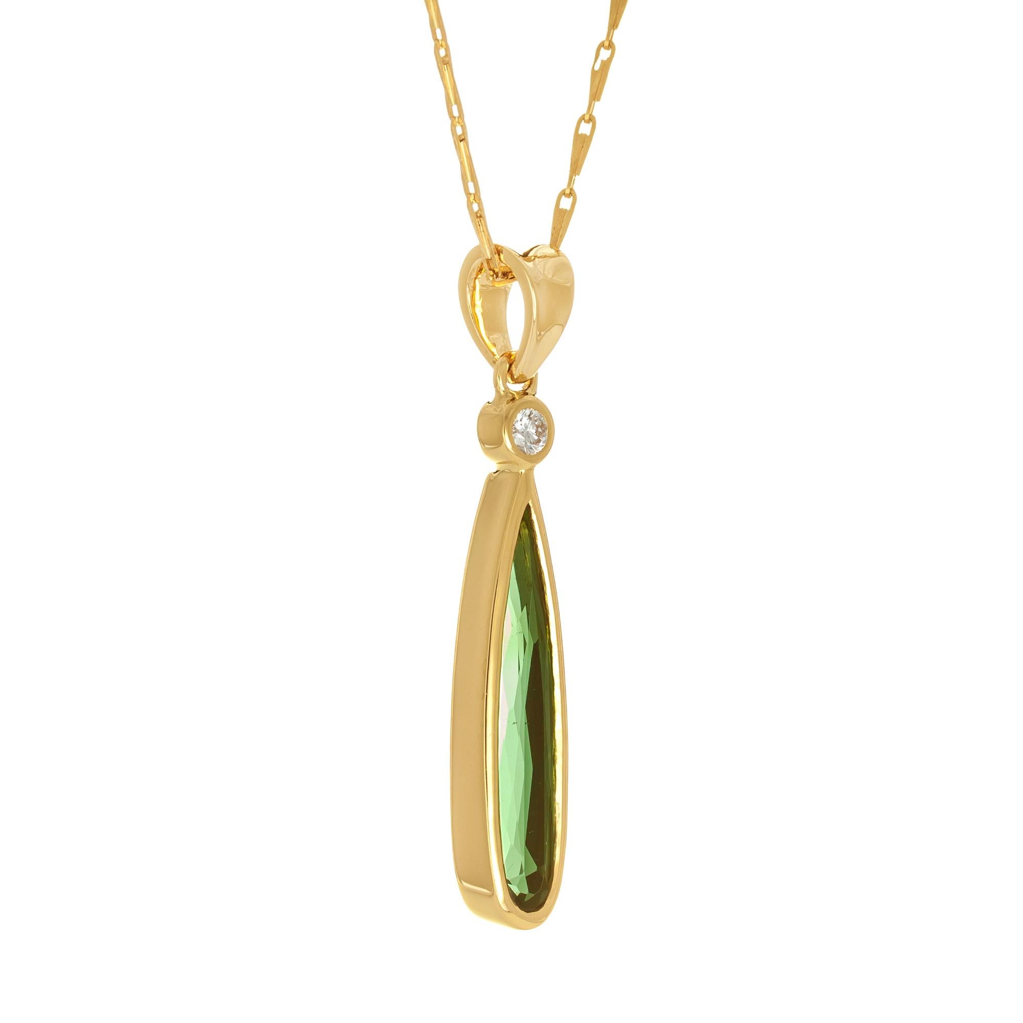 Green pear shape tourmaline and round diamond pendant necklace in 18k yellow gold. Made in the Peter Suchy Workshop. 

1 pear shape green tourmaline VS, approx. 1.94cts
1 round brilliant cut diamonds G VS, approx. .5cts
18k yellow gold 
Stamped: