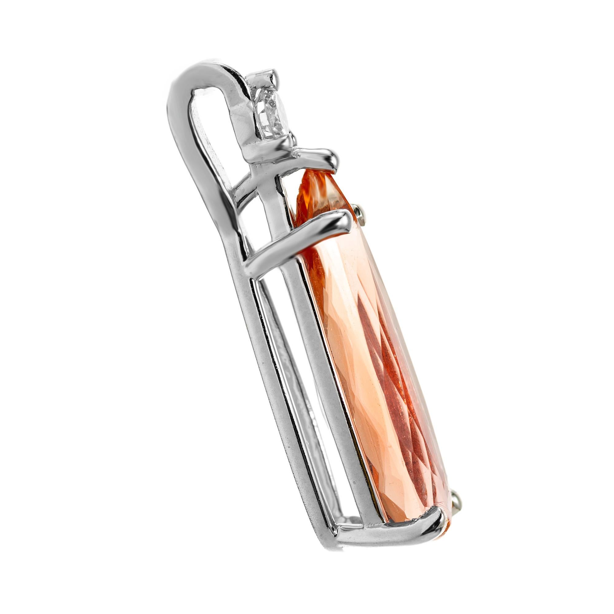Sobresaliente topacio precioso alargado de color naranja rosado de 1,98 quilates en forma de pera en un colgante de diamantes hecho a mano. Este elegante y contemporáneo colgante de platino es realmente una pieza única para el día a día, el