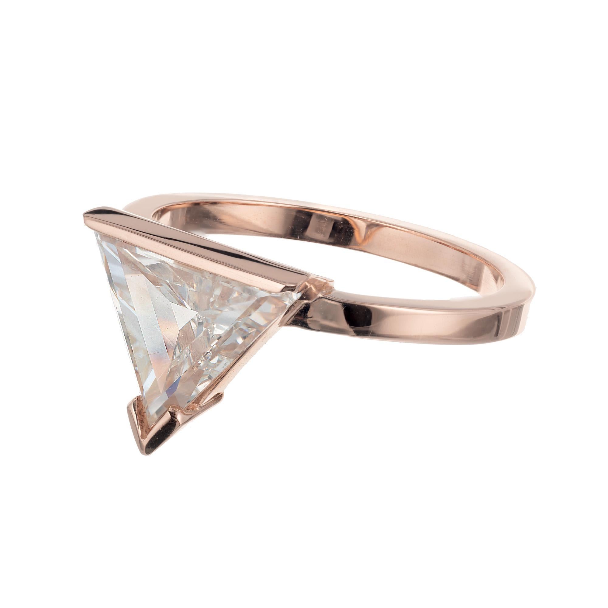 Taille écusson Bague de fiançailles triangulaire moderne en or rose avec diamants de 2,12 carats de Peter Suchy en vente