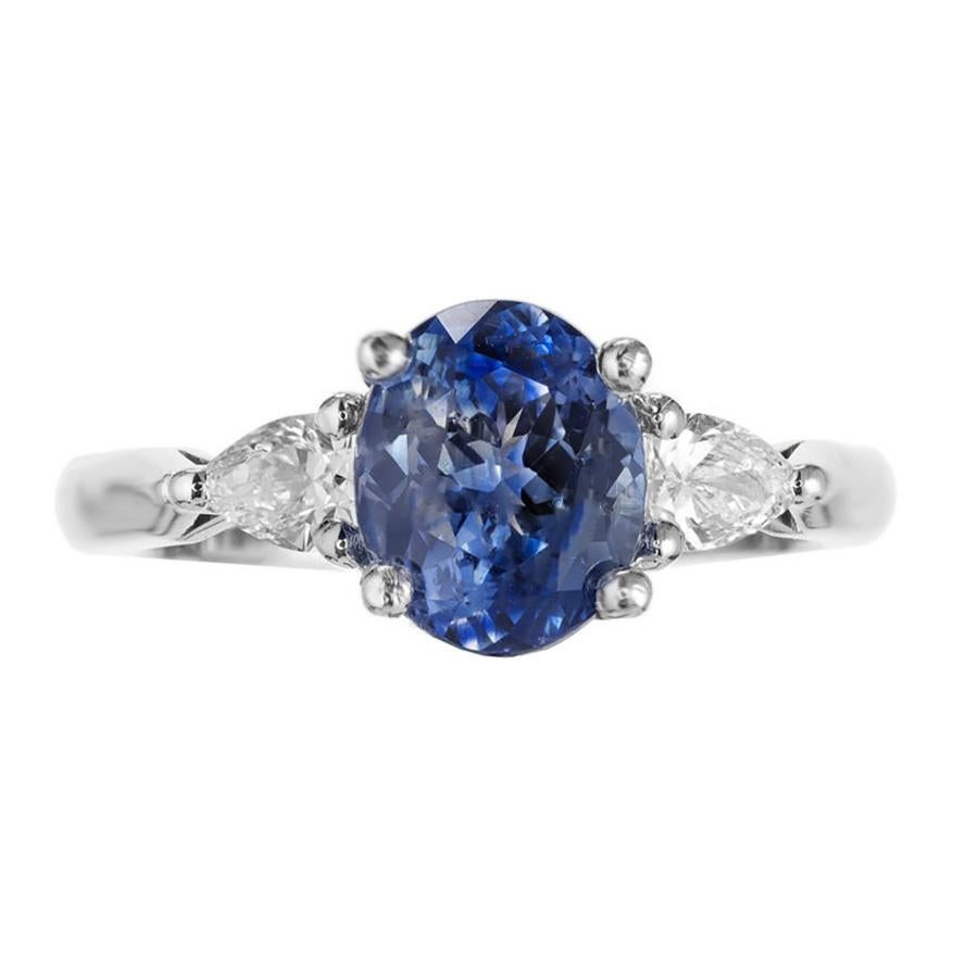 Peter Sucy Saphir naturel sans chaleur avec du bleu vif aux extrémités et du bleu clair au centre. Dans une monture en platine faite à la main avec des accents en diamant. De l'atelier Peter Suchy, conçu et réalisé uniquement pour cette pierre.

1
