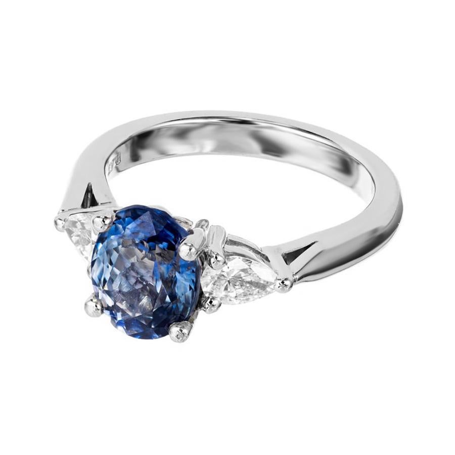 Taille ovale Peter Suchy Bague de fiançailles en platine avec saphir bleu de 2,35 carats et diamant poire en vente