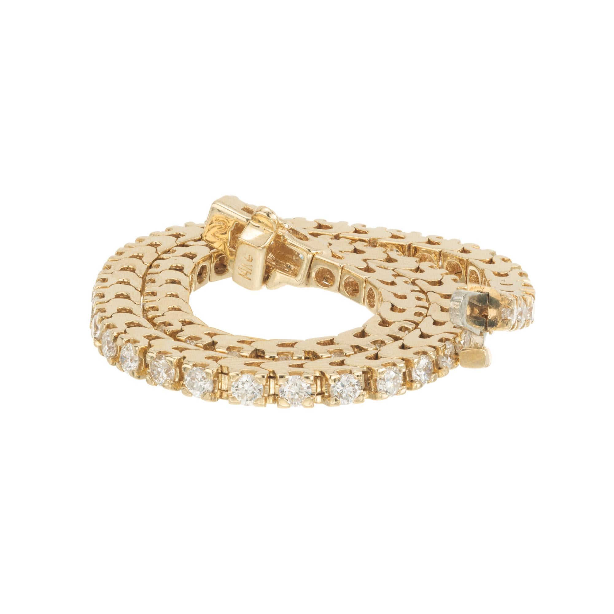 Sencilla y elegante pulsera de tenis de diamantes. Engastada con 62 diamantes redondos de talla brillante montados en oro amarillo de 18k. Esta pulsera mide 20 cm y tiene un cierre desplegable de seguridad. Perfecta para llevar por la noche o a