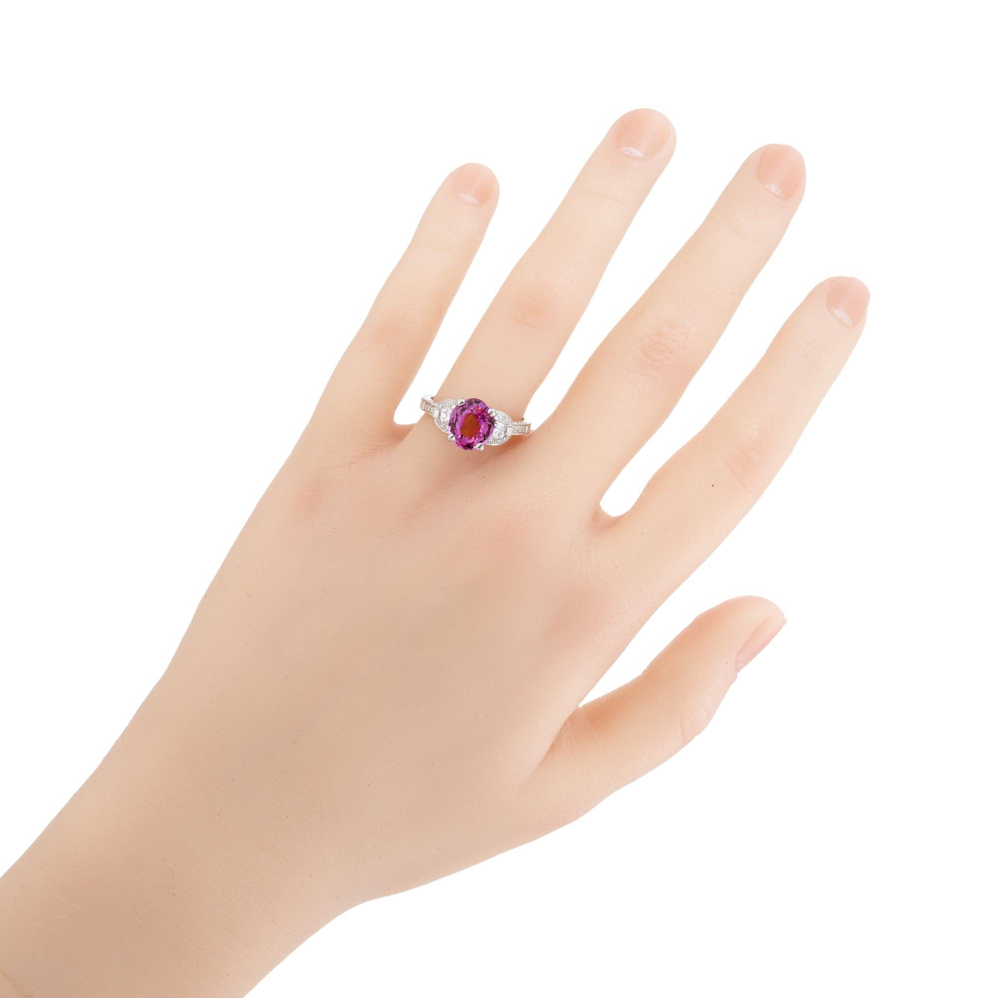 Peter Suchy Anello di fidanzamento in platino con zaffiro rosa da 2,37 carati e diamanti a pavé in vendita 5