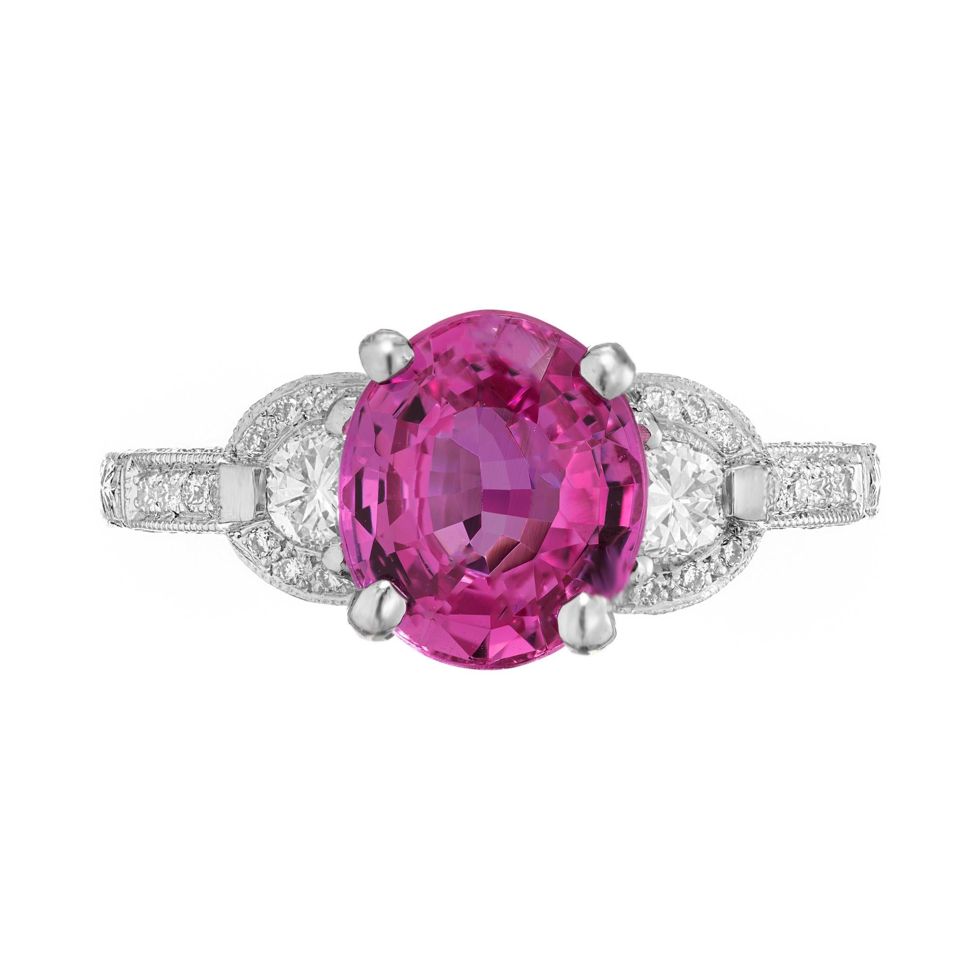 Peter Suchy Anello di fidanzamento con zaffiro rosa caldo e diamante di qualità Gem. Incastonatura in platino fatta a mano con incisione a mano e micro pave di diamanti progettati appositamente per questa pietra. Realizzato nel laboratorio di Peter