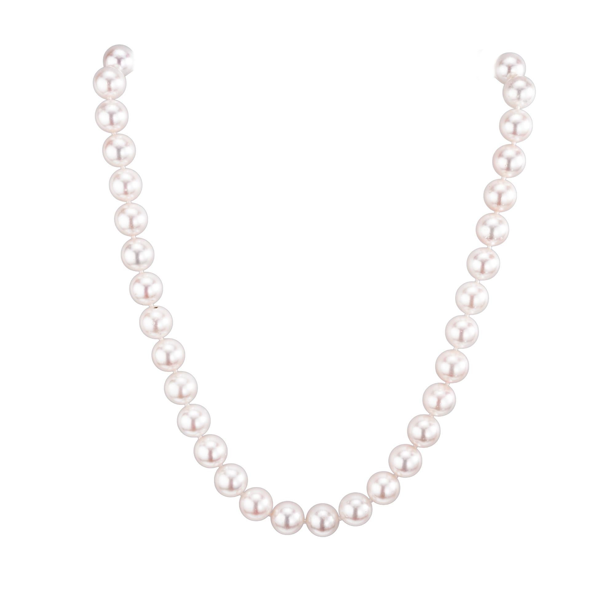 41 perle ben assortite, alta lucentezza, poche imperfezioni, bianche con sfumature rosa, ottima madreperla. Collana di perle coltivate giapponesi Akoya di 10-10,5 mm con chiusura di diamanti in oro bianco. Il vero pezzo forte di questo gioiello è la