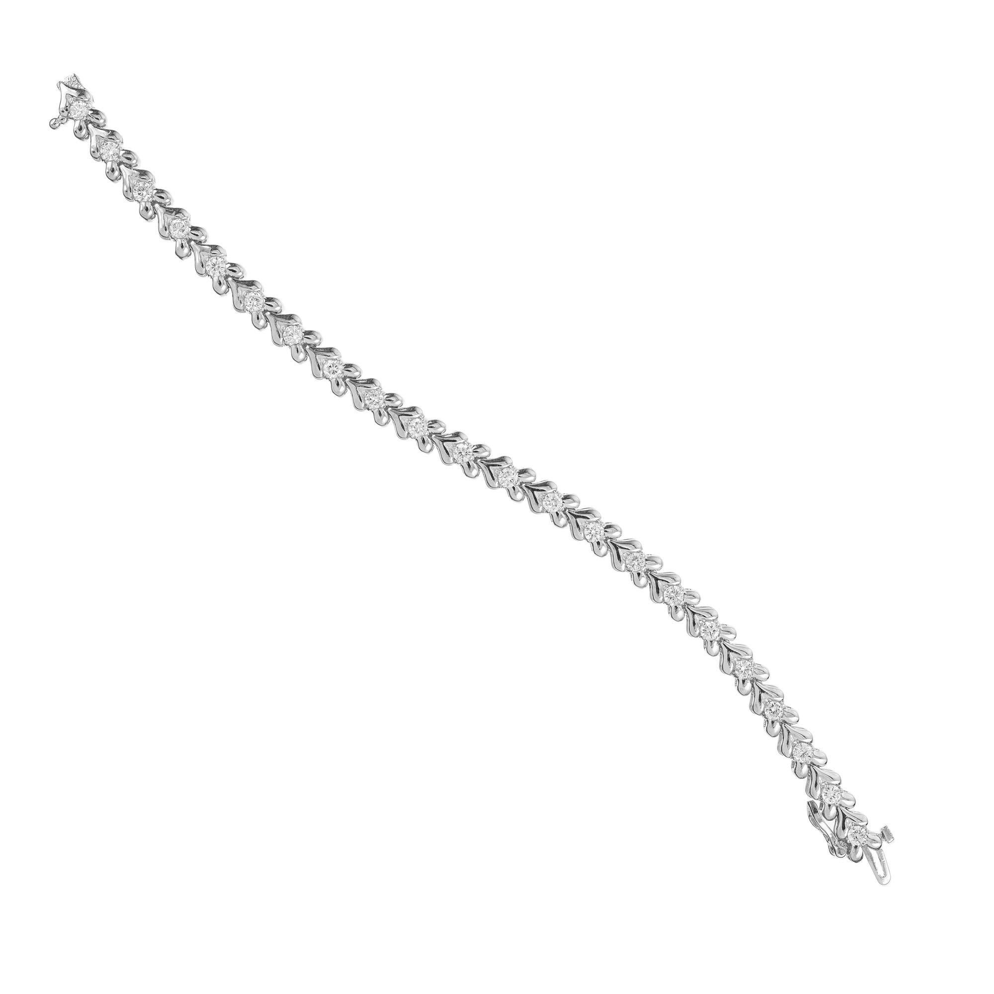 Bracelet à maillons en or blanc 14k à diamants Peter Whiting Design/One avec fermoir intégré et fermeture latérale de sécurité d'une longueur actuelle de 7,25 pouces. Le bracelet est serti de 22 diamants de haute qualité bien taillés et étincelants