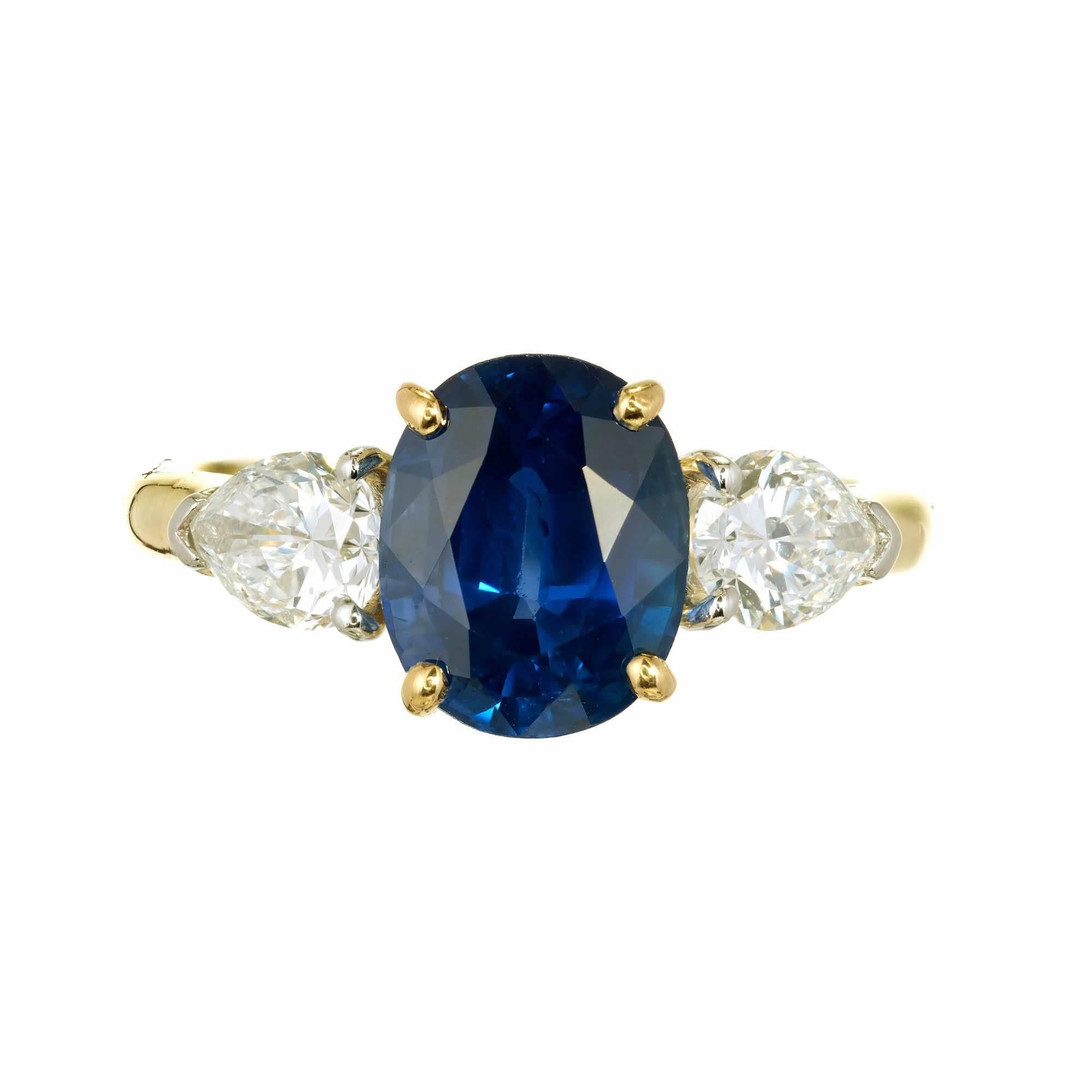 Bague de fiançailles à trois pierres Peter Suchy en saphir ovale bleu vif et diamant, sertie à la main en or jaune 18 carats et en platine, avec deux diamants brillants en forme de poire. Saphir naturel certifié par le GIA, chaleur simple