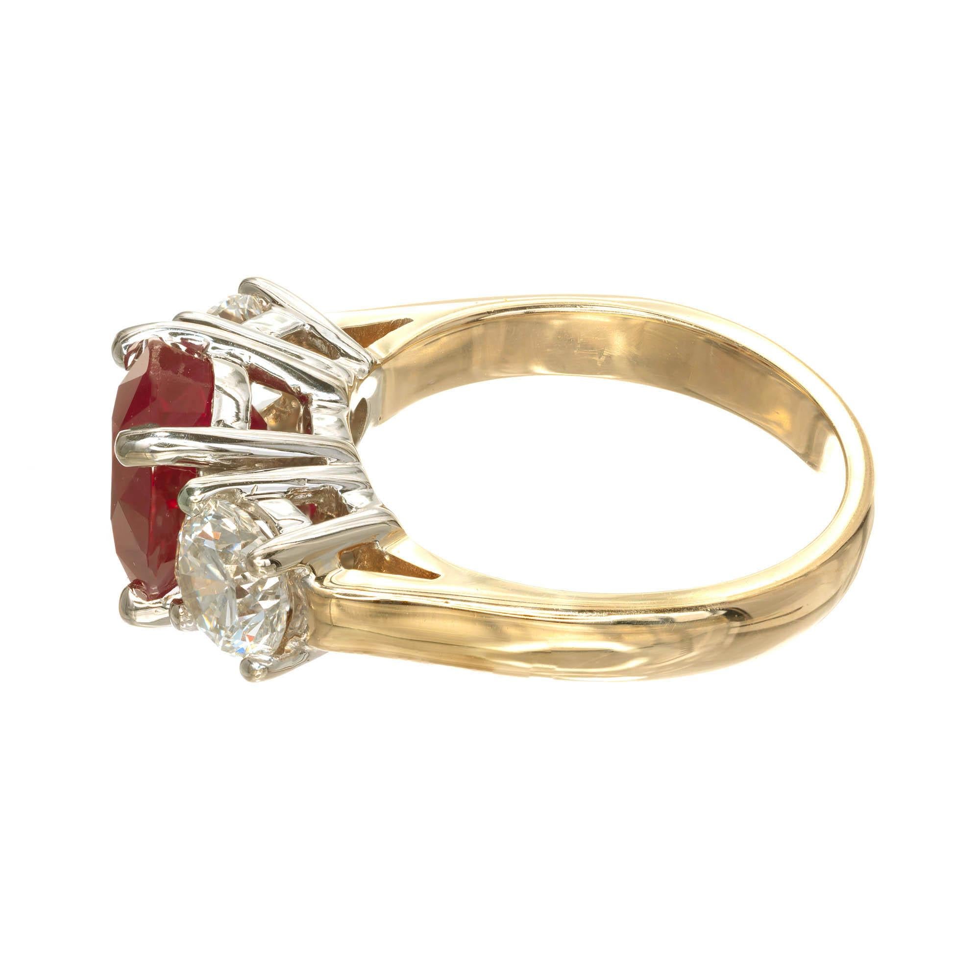 Taille ovale Peter Suchy Bague de fiançailles à trois pierres en or avec diamants et rubis ovale de 3,16 carats en vente