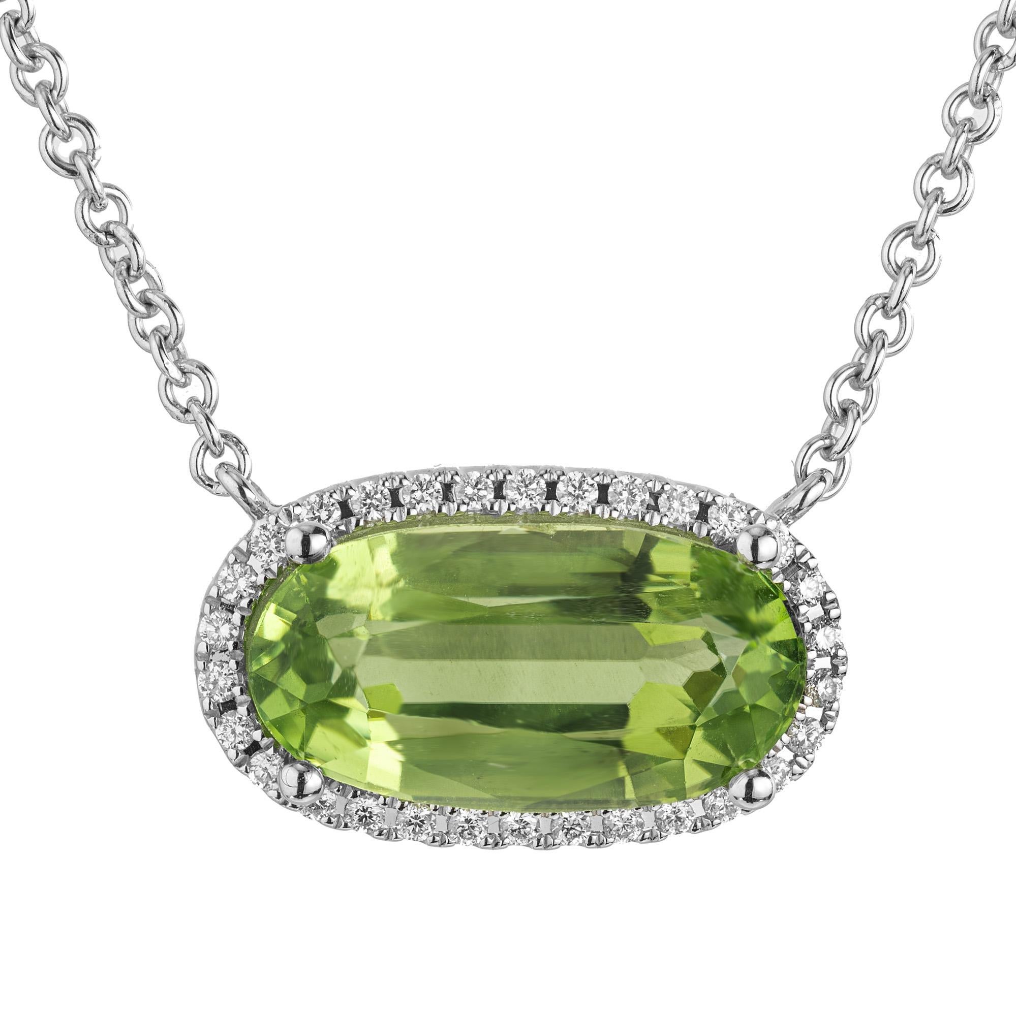 La collana con ciondolo in oro bianco con peridoto e diamanti di Peter Suchy è una radiosa sinfonia di eleganza e raffinatezza. Questo splendido pezzo cattura l'attenzione con la sua vibrante pietra centrale ovale di peridoto da 3,78 carati,