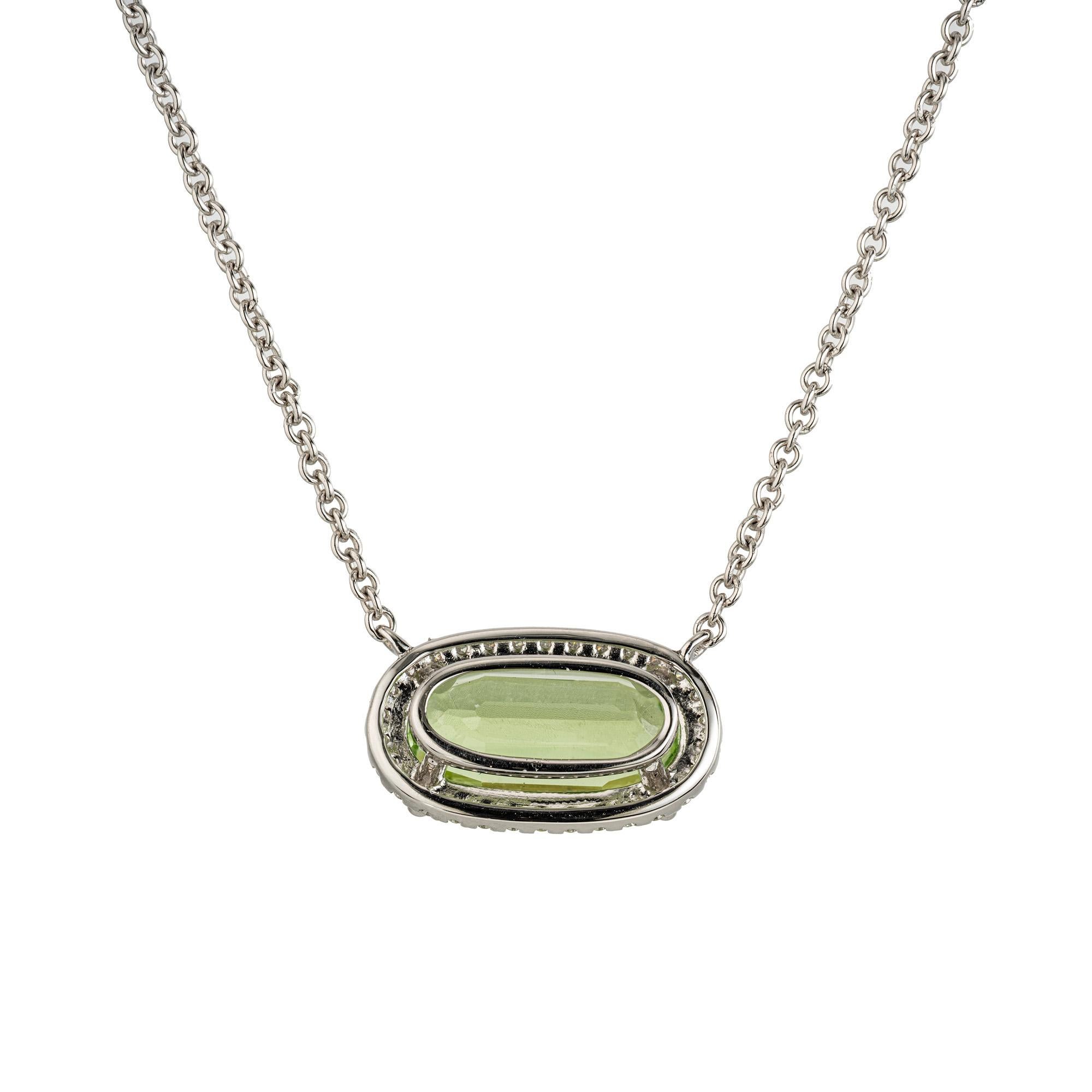 Peter Suchy - Collana con ciondolo ovale in oro bianco con peridoto e diamante aureolato da 3,78 carati In condizioni Nuovo in vendita a Stamford, CT