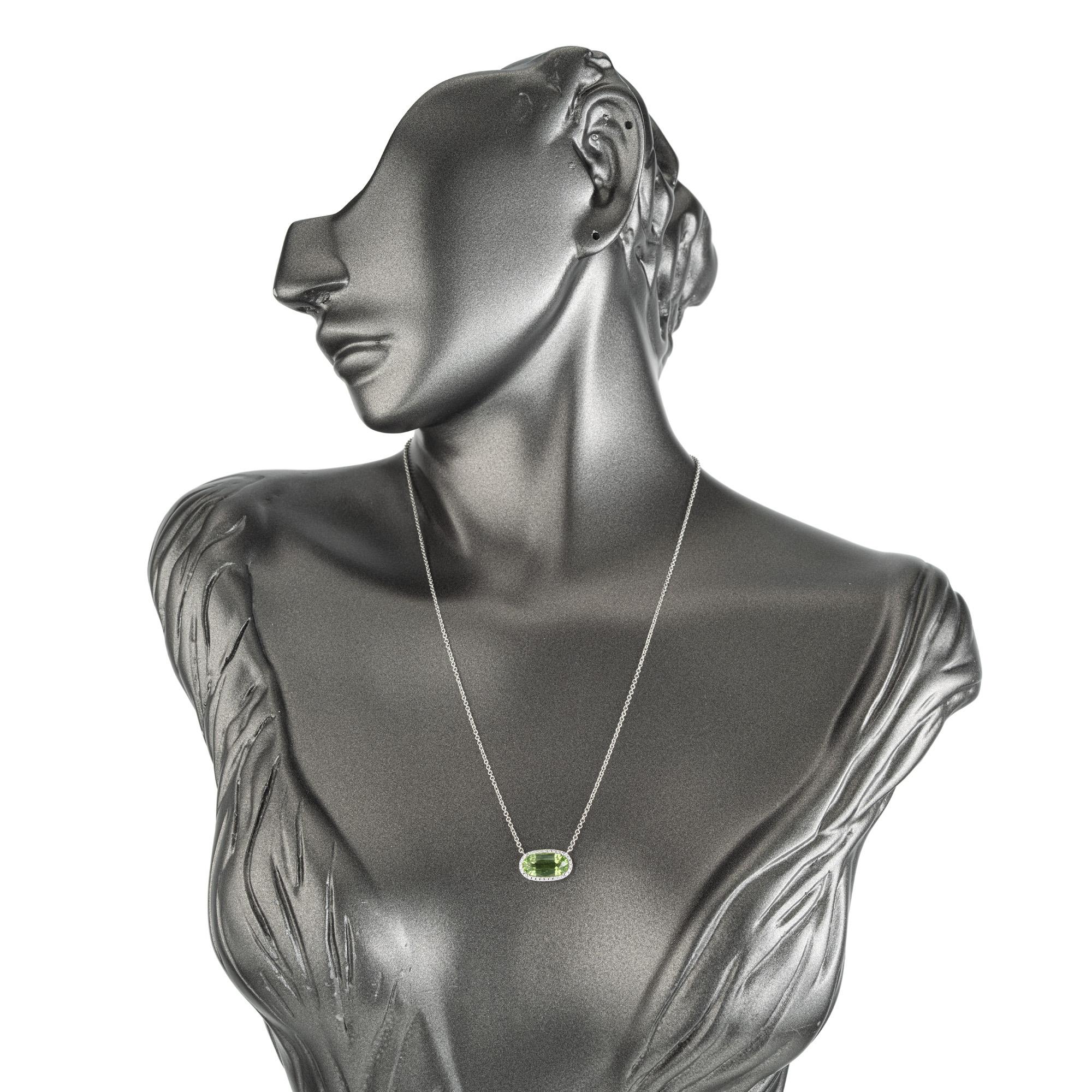 Peter Suchy - Collana con ciondolo ovale in oro bianco con peridoto e diamante aureolato da 3,78 carati in vendita 1